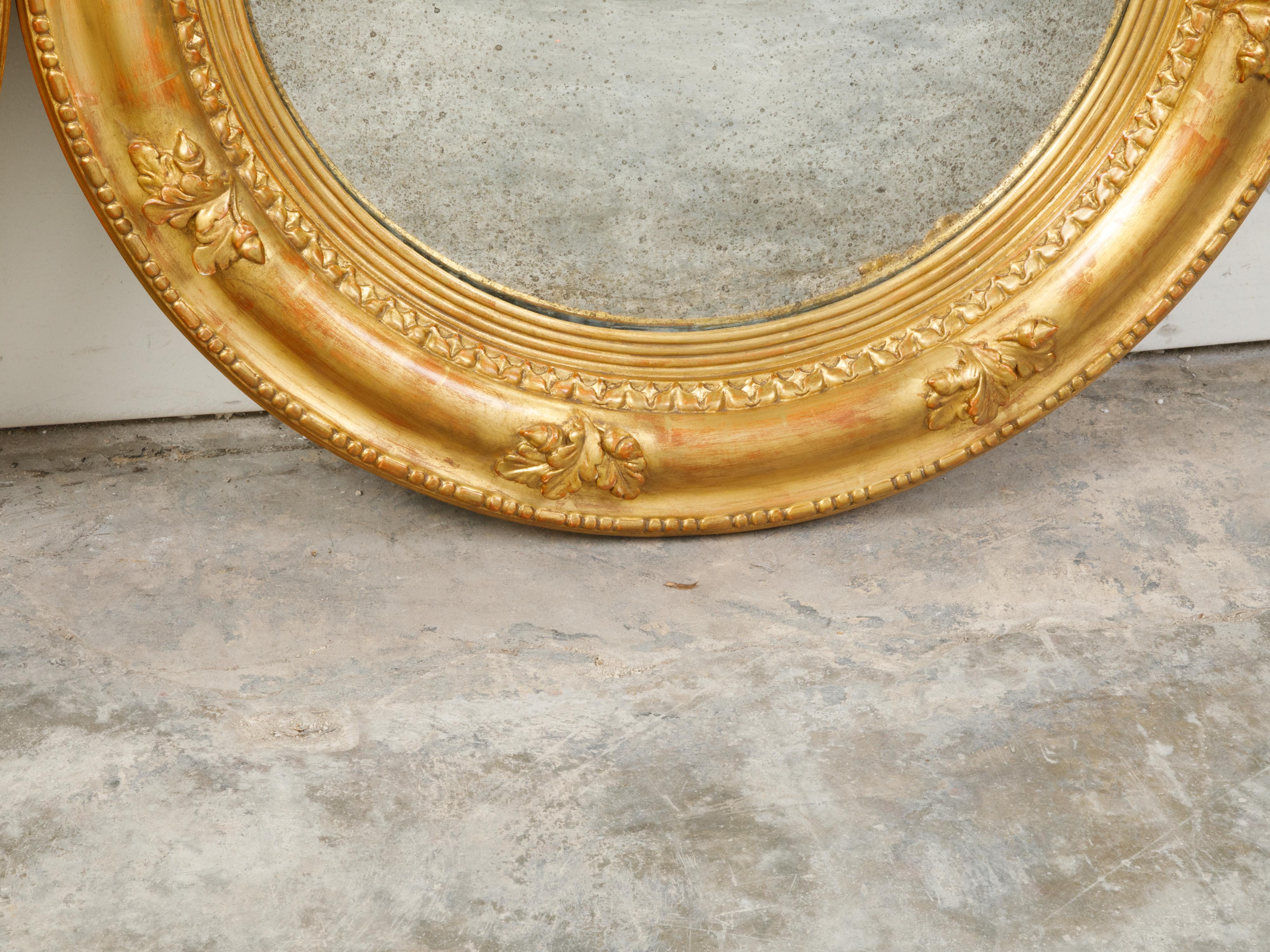 Pair of English Giltwood 1940s Round Convex Mirrors with Carved Oak Leaves For Sale 2