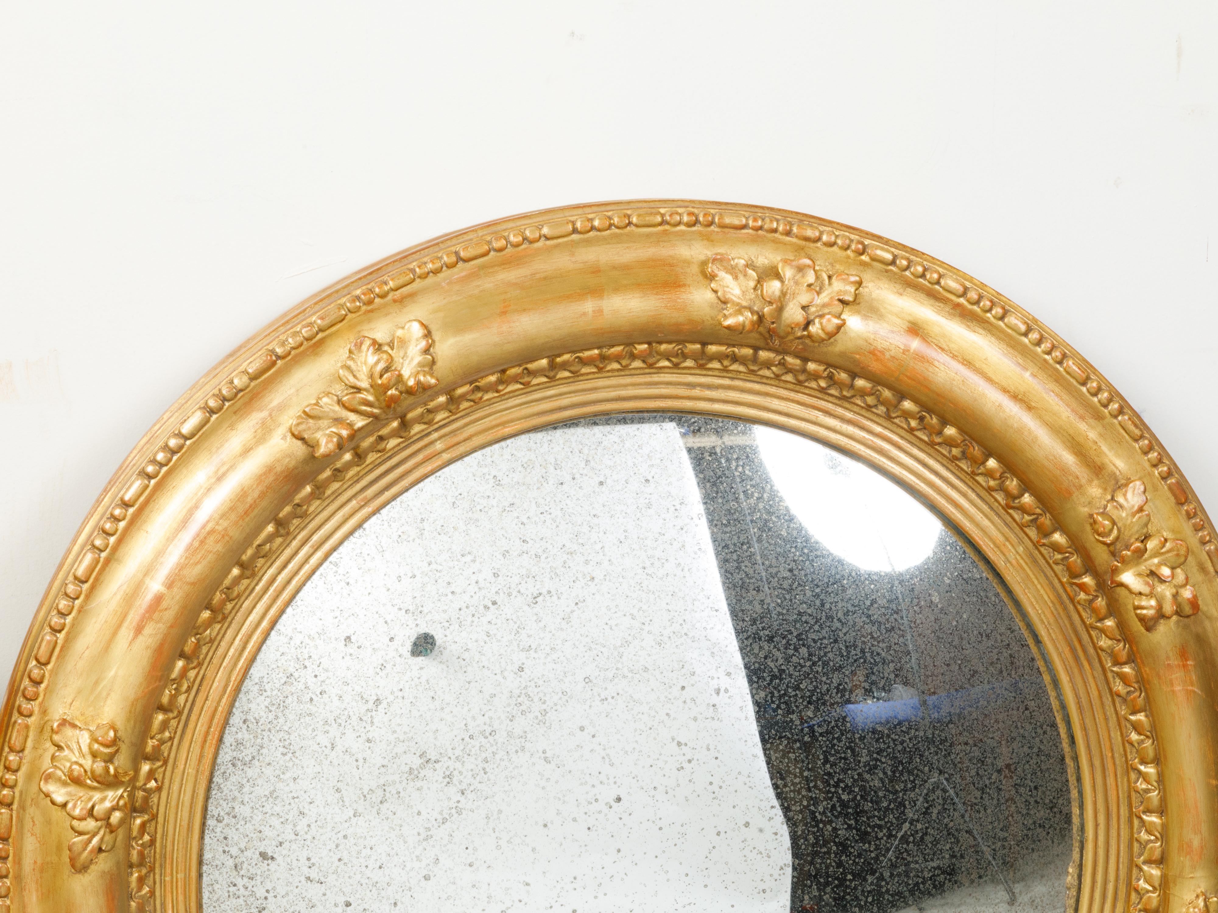Pair of English Giltwood 1940s Round Convex Mirrors with Carved Oak Leaves For Sale 3