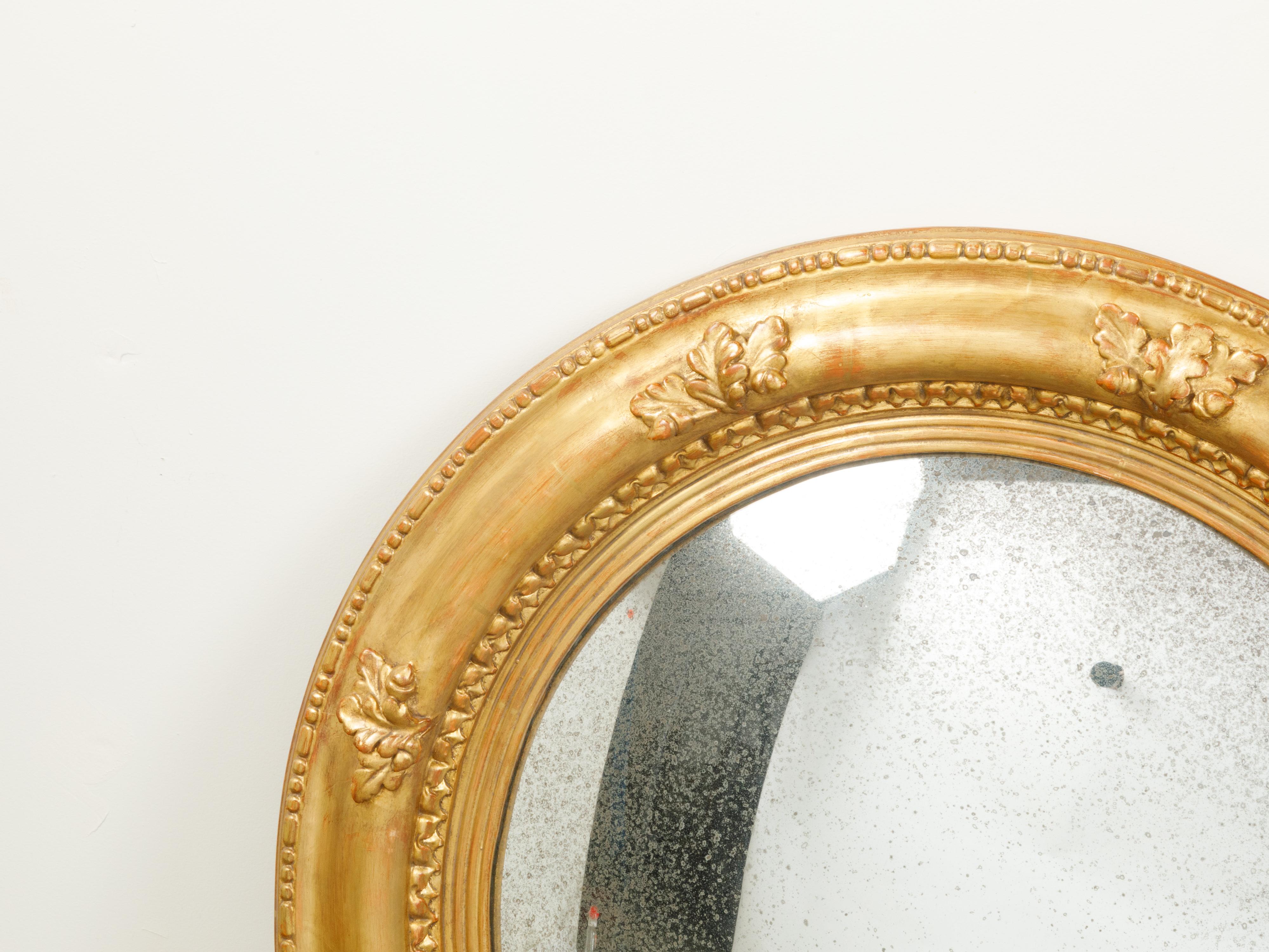 Paar runde, konvexe englische Spiegel aus vergoldetem Holz mit geschnitzten Eichenblättern aus den 1940er Jahren im Angebot 2