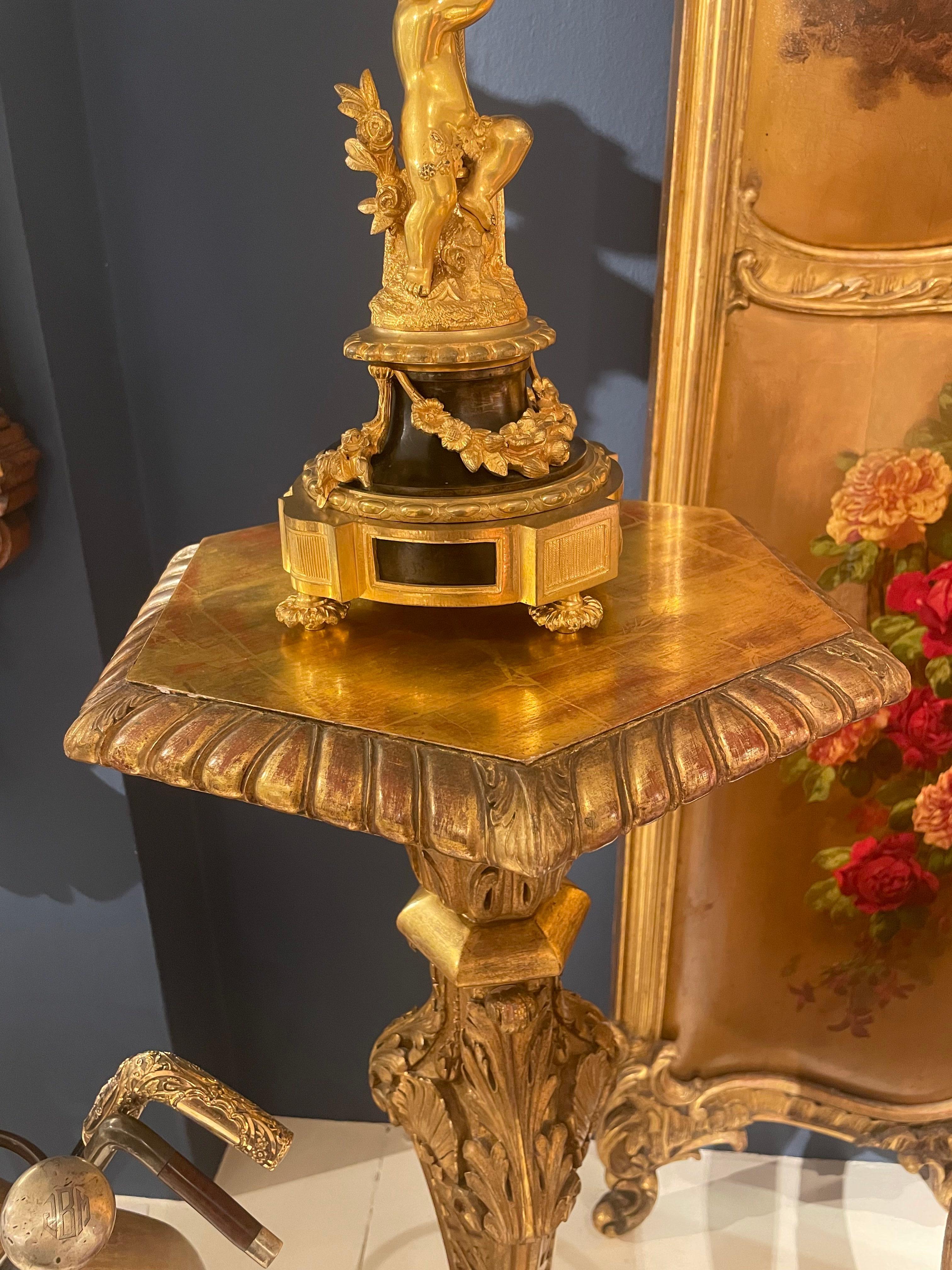 Paar englische geschnitzte Giltwood Torchère Stände oder Pedestale im Angebot 3