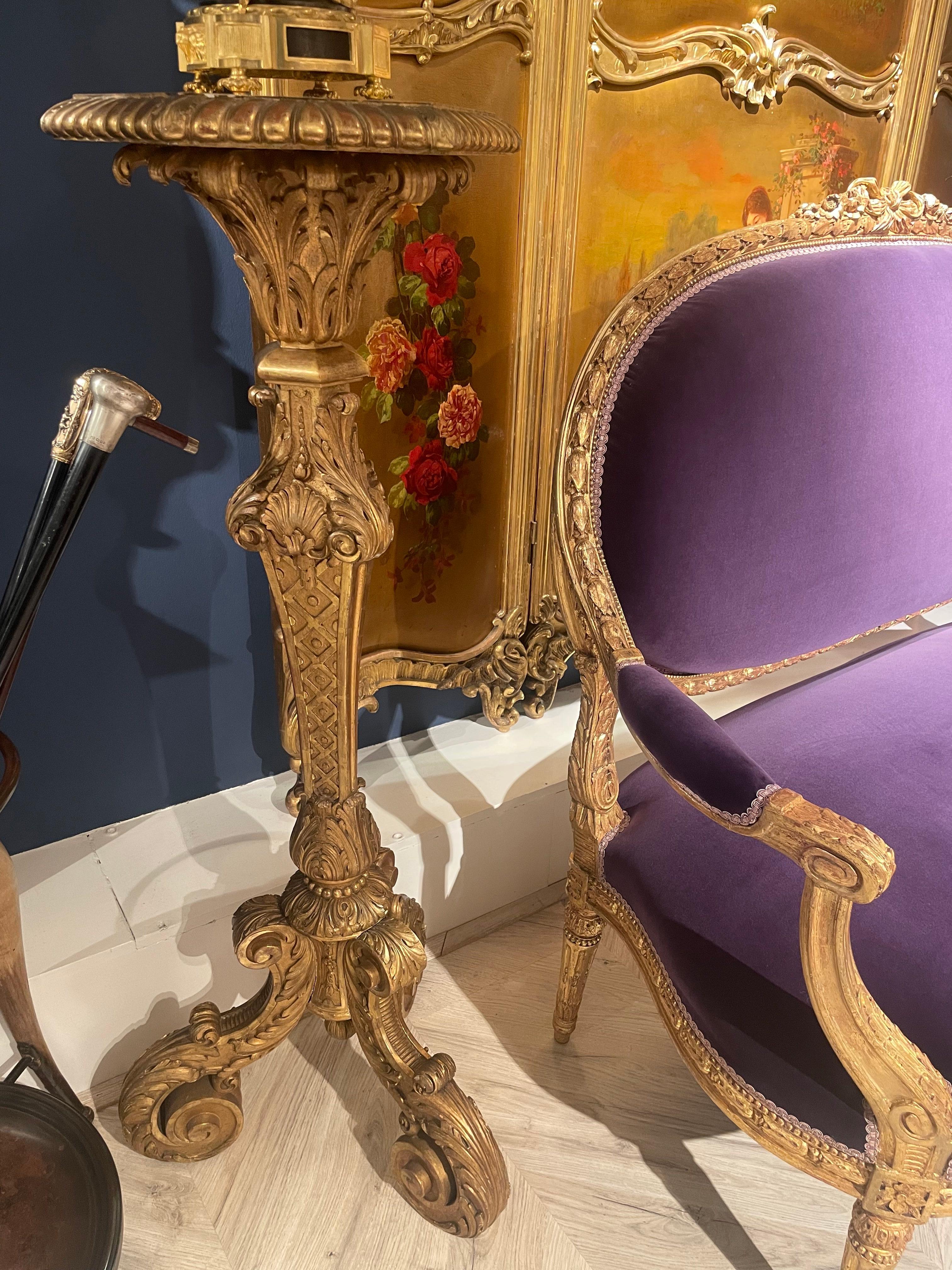 Paar englische geschnitzte Giltwood Torchère Stände oder Pedestale im Zustand „Gut“ im Angebot in London, GB