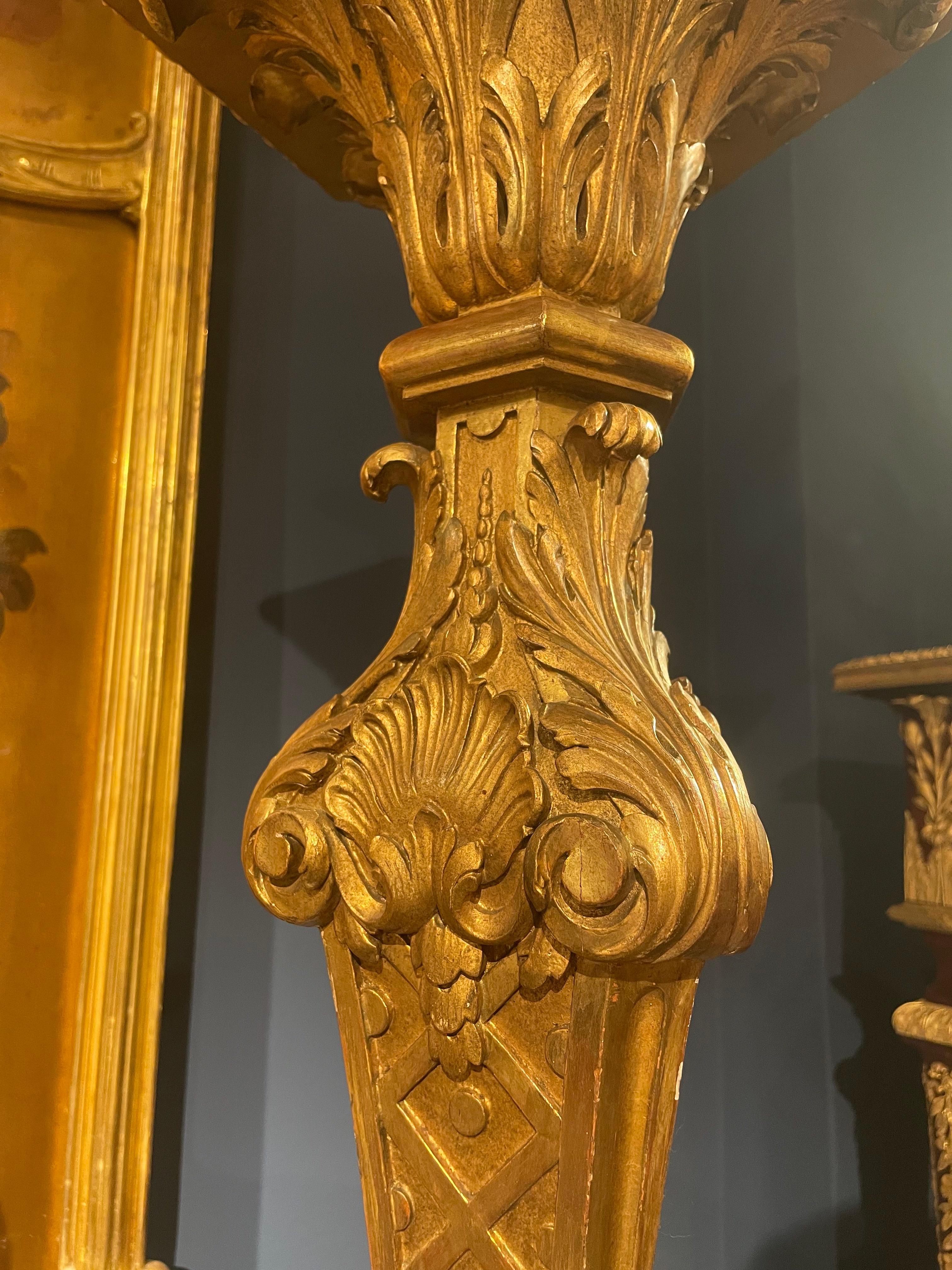 Paar englische geschnitzte Giltwood Torchère Stände oder Pedestale (Vergoldetes Holz) im Angebot
