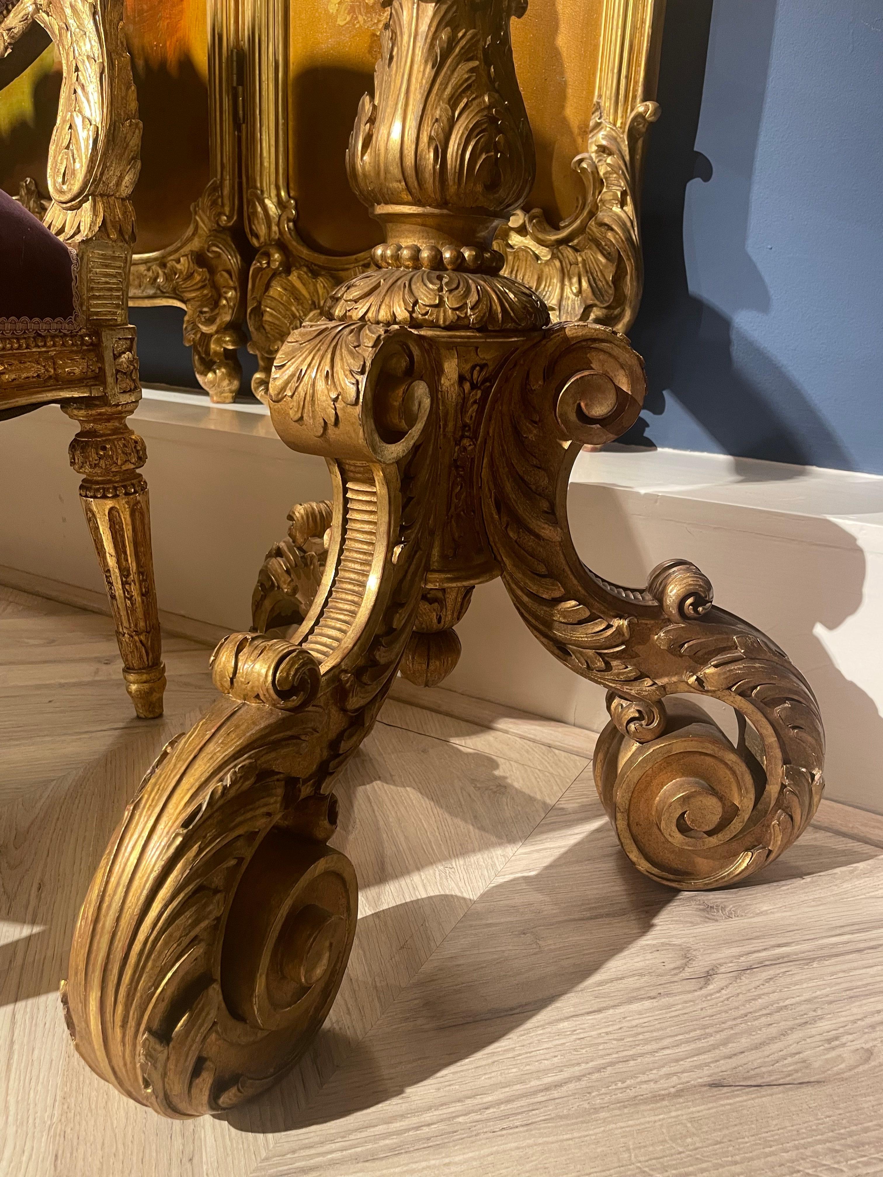 Paar englische geschnitzte Giltwood Torchère Stände oder Pedestale im Angebot 1