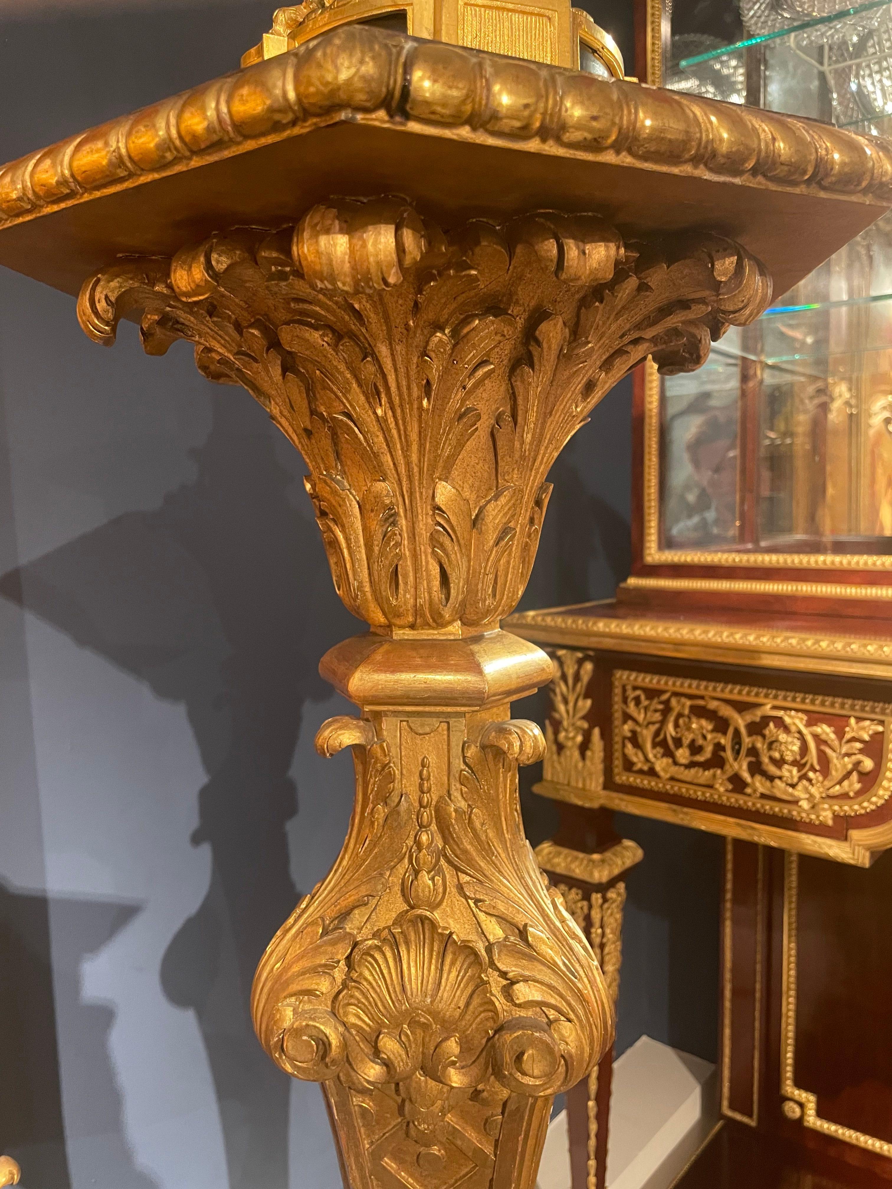 Paar englische geschnitzte Giltwood Torchère Stände oder Pedestale im Angebot 2