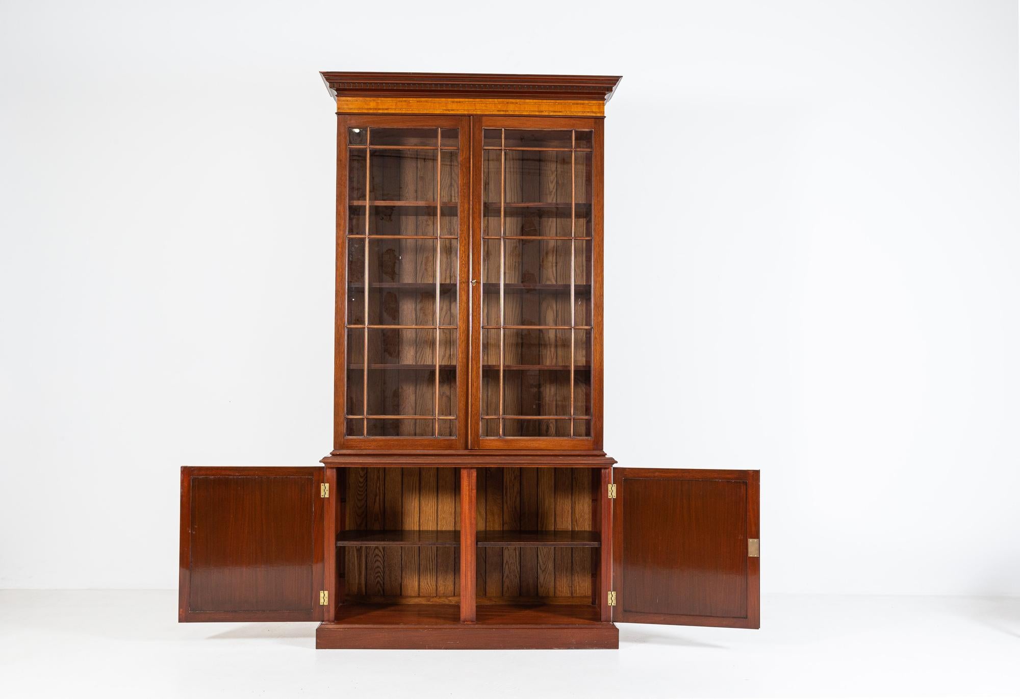 Early 20th Century Pair of English Glazed Inlaid Mahogany Bookcases