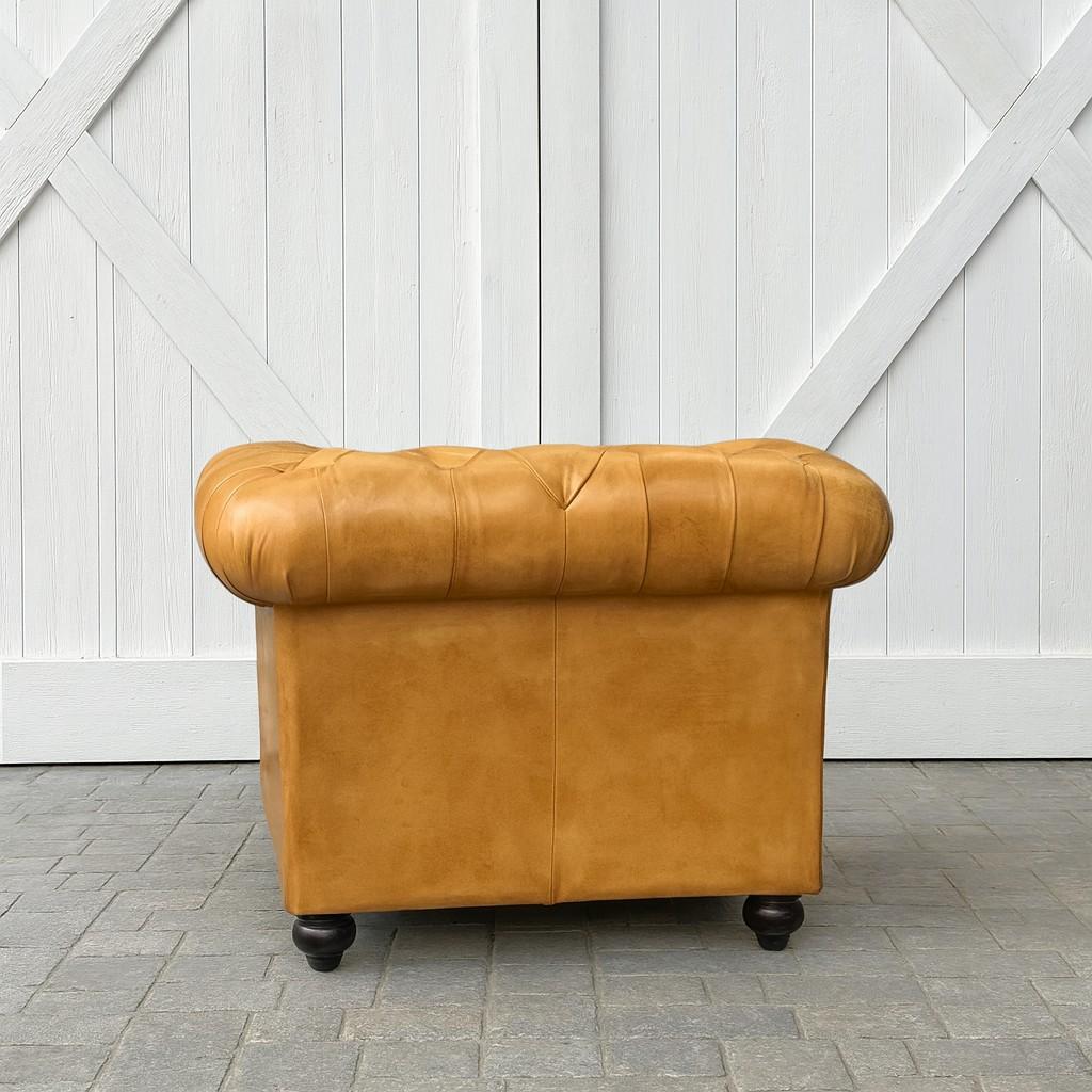 Pair of English Gorgeous Tufted Caramel Chesterfield Club Chairs In Good Condition For Sale In Swedesboro, NJ