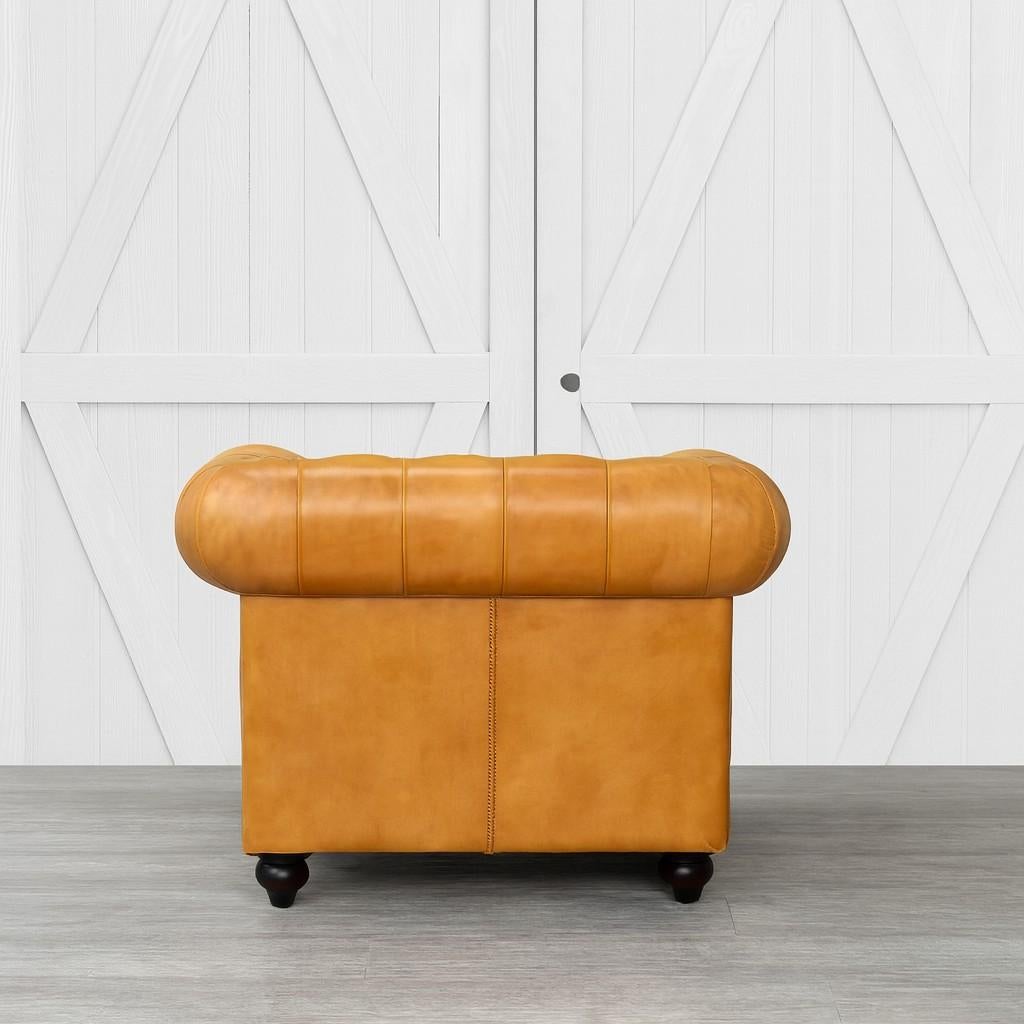 Late 20th Century Pair of English Gorgeous Tufted Caramel Chesterfield Club Chairs For Sale