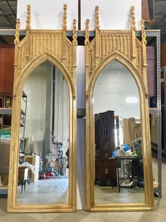 Paire de miroirs en bois doré de style architectural gothique anglais ~9 pieds de haut