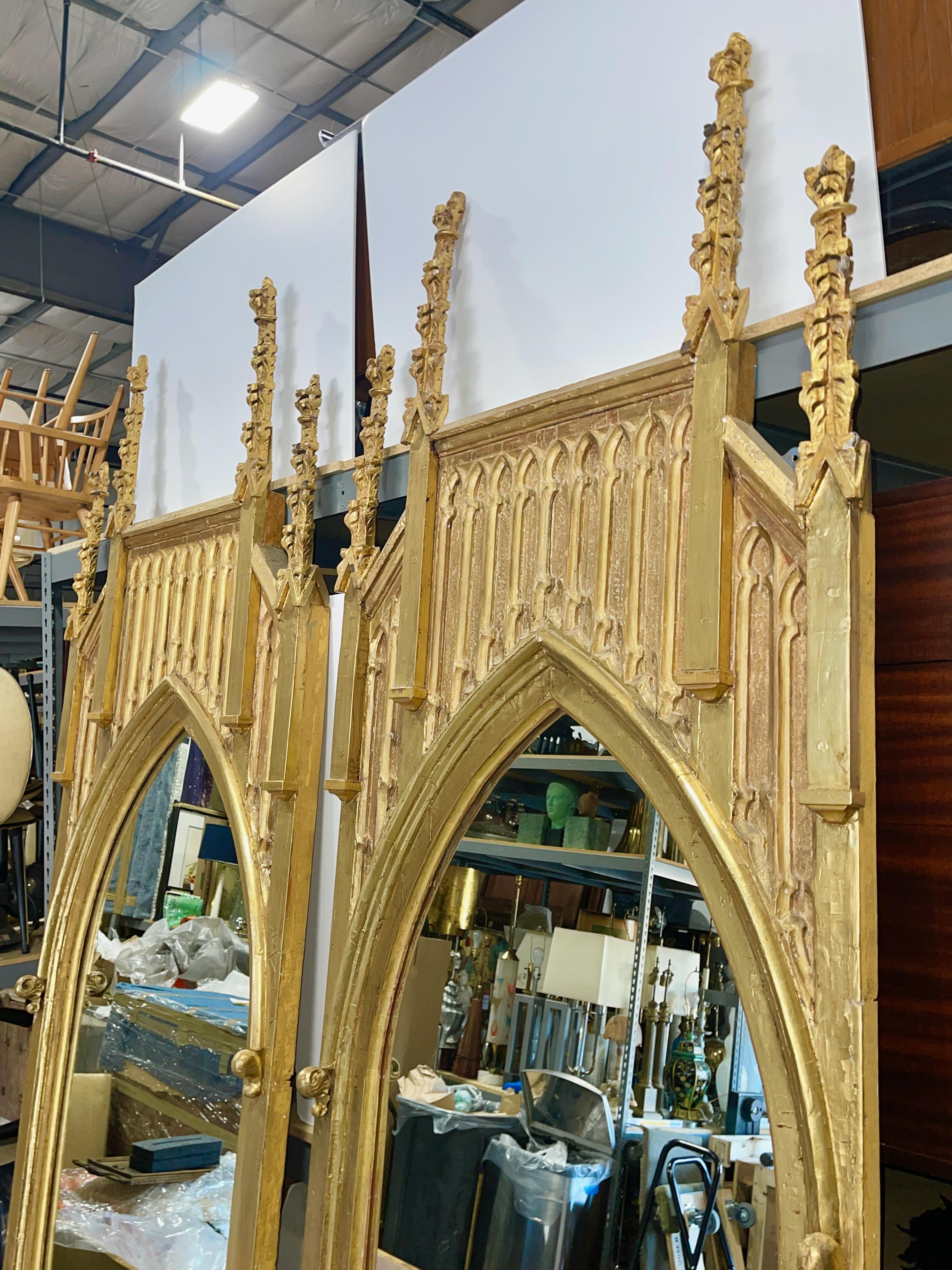 Coppia di specchi architettonici inglesi in legno dorato alti circa 9 piedi In condizioni buone in vendita a Hanover, MA