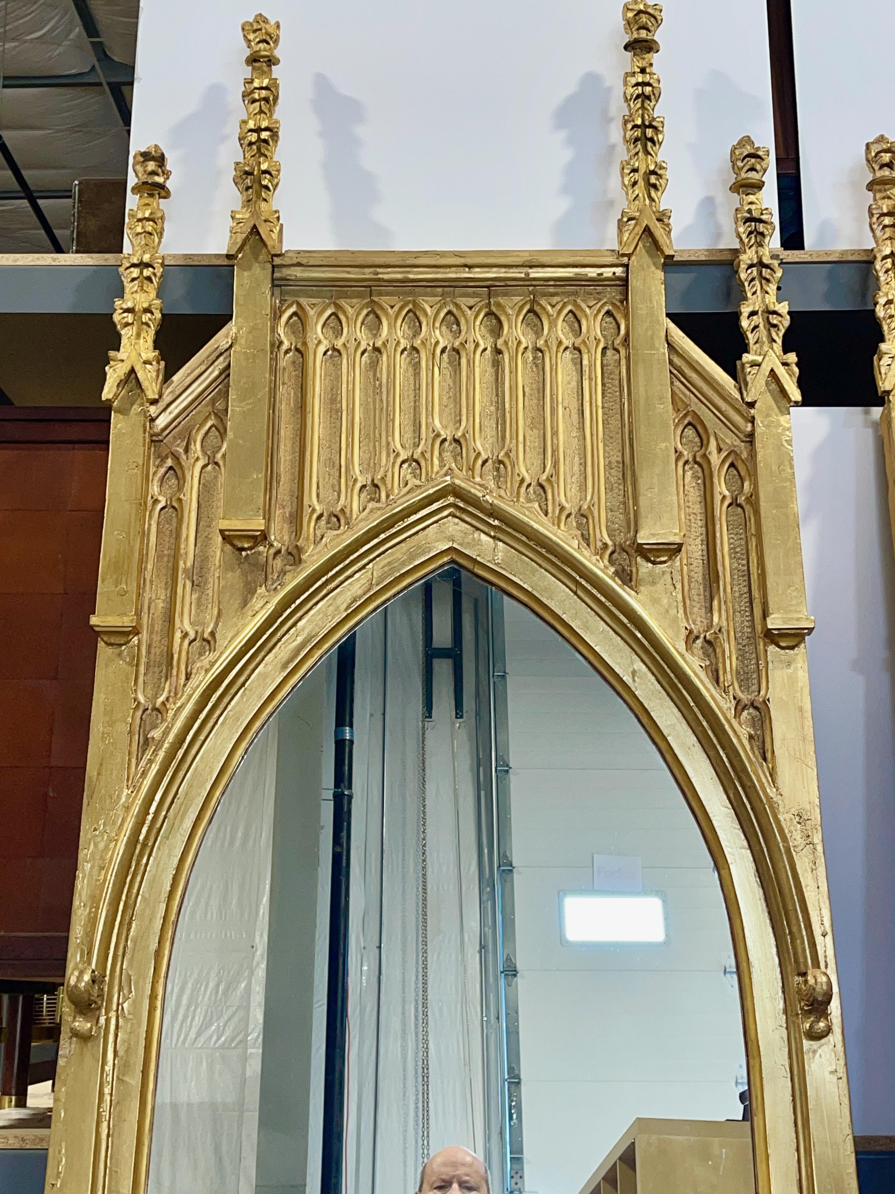 XIX secolo Coppia di specchi architettonici inglesi in legno dorato alti circa 9 piedi in vendita