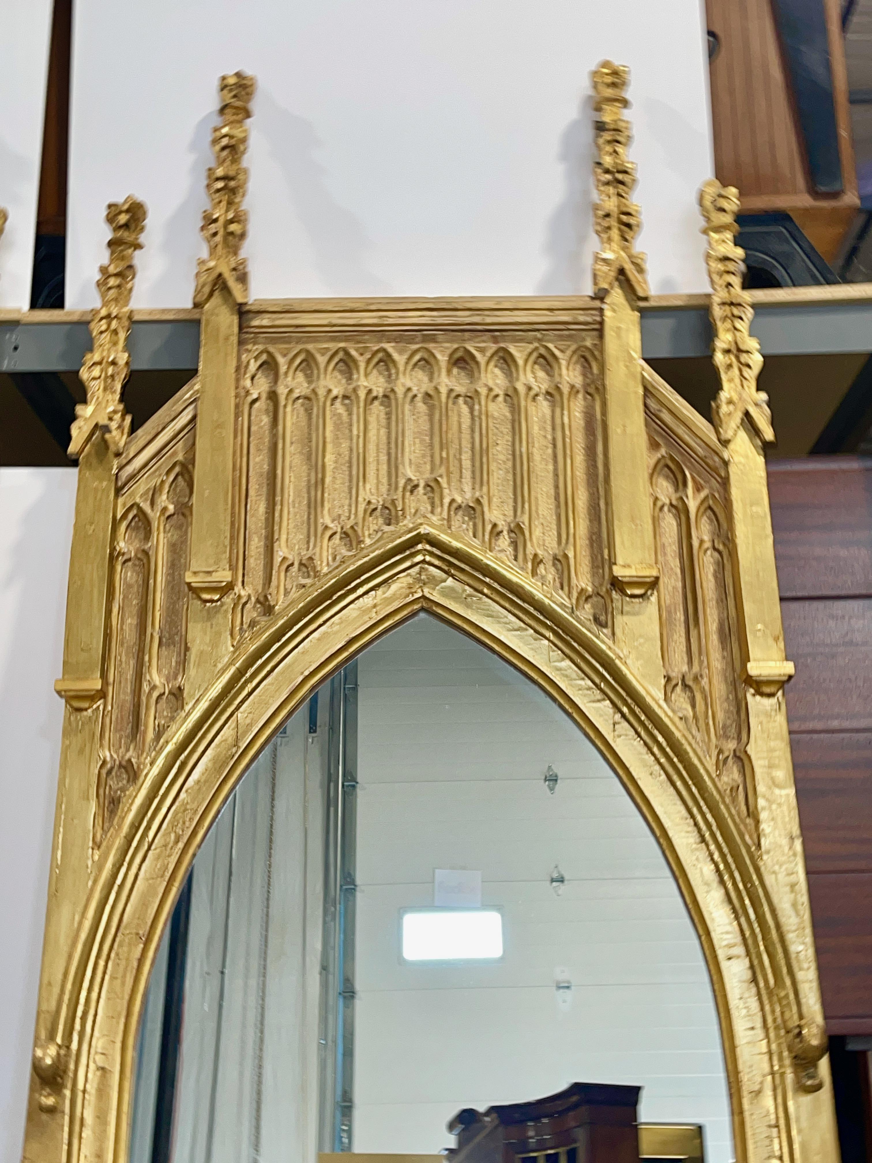 Gesso Coppia di specchi architettonici inglesi in legno dorato alti circa 9 piedi in vendita