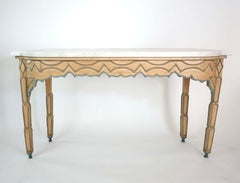 Paire de consoles gothiques françaises Troubadour avec plateau en marbre peint polychrome, vers 1840