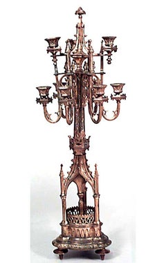 Pareja de candelabros ingleses de bronce dorado de renacimiento gótico