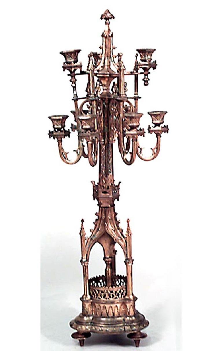 Gotico Coppia di candelabri inglesi in bronzo dorato in stile gotico revival in vendita