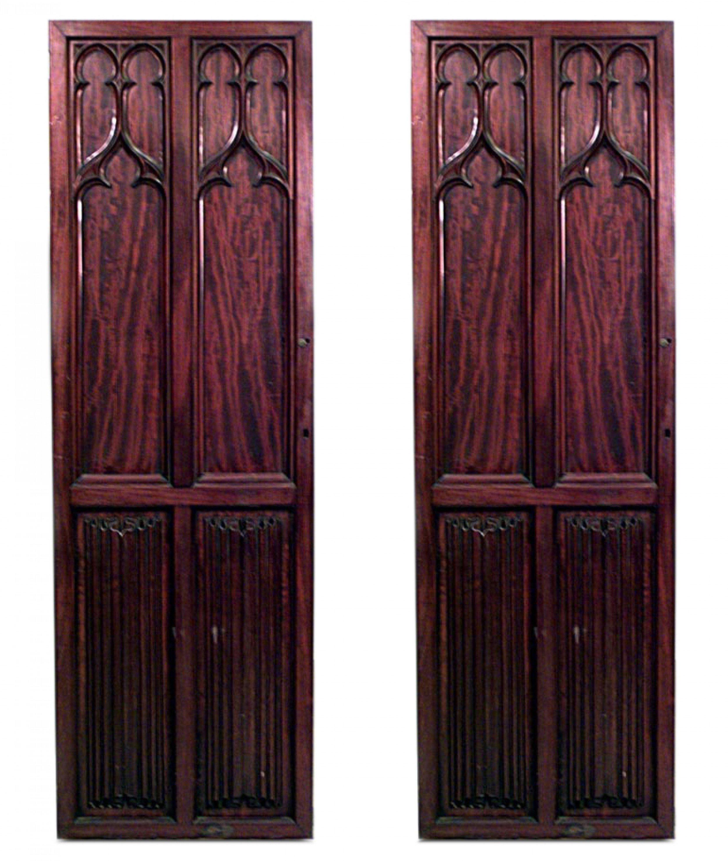 Pareja de puertas inglesas de caoba de estilo renacimiento gótico (siglo XIX) con base plegable de lino y parte superior de estilo gótico (PRECIADAS COMO PAR).

Las puertas miden 23,25