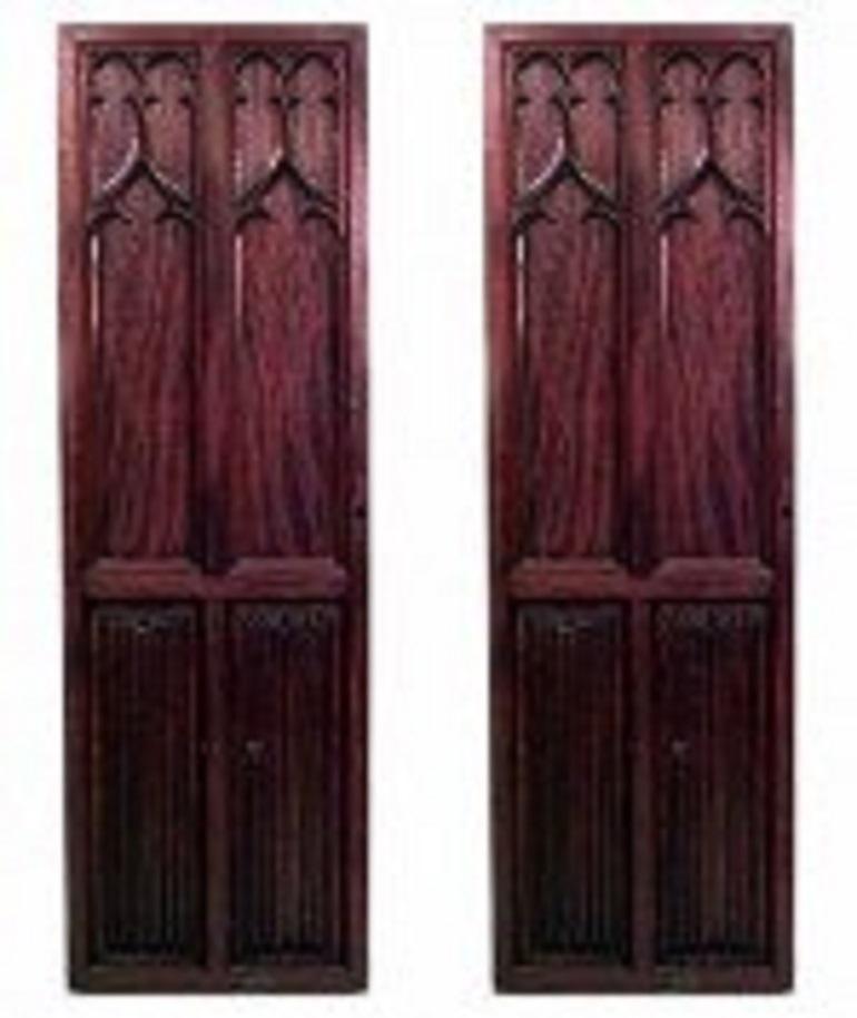 Par de puertas de caoba del renacimiento gótico inglés Renacimiento gótico en venta