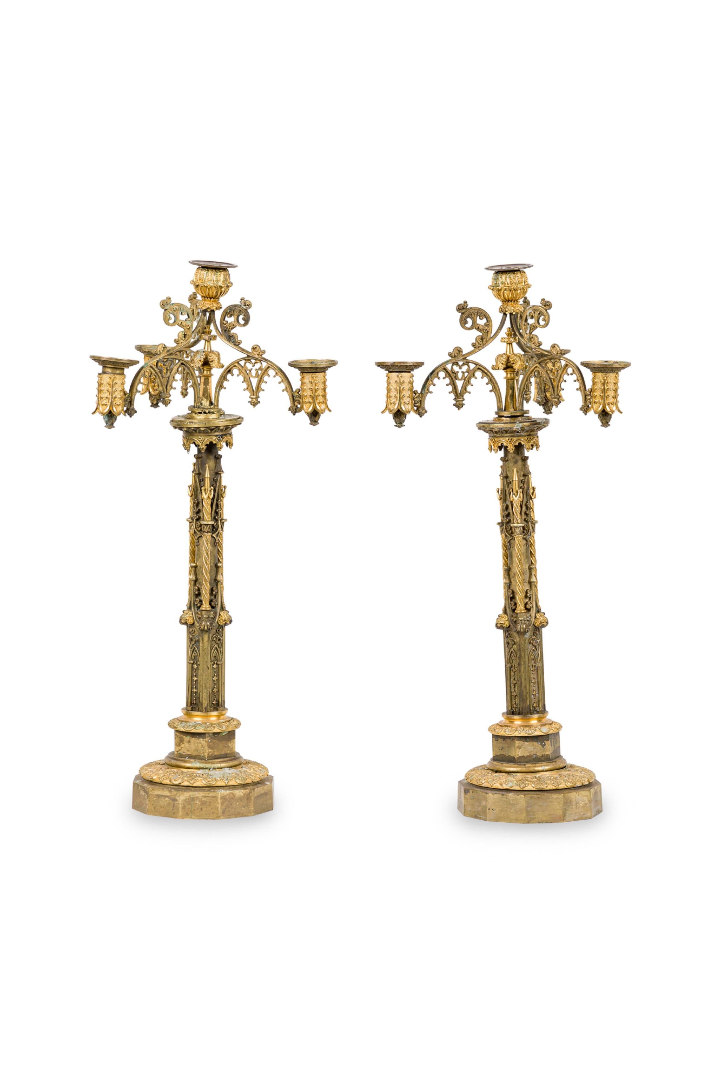 Paire de candélabres à 3 bras en bronze doré de style néo-gothique anglais (19e siècle) avec bras centraux. (PRIX PAR Paire)

Diamètre de la base de 6,5 pouces