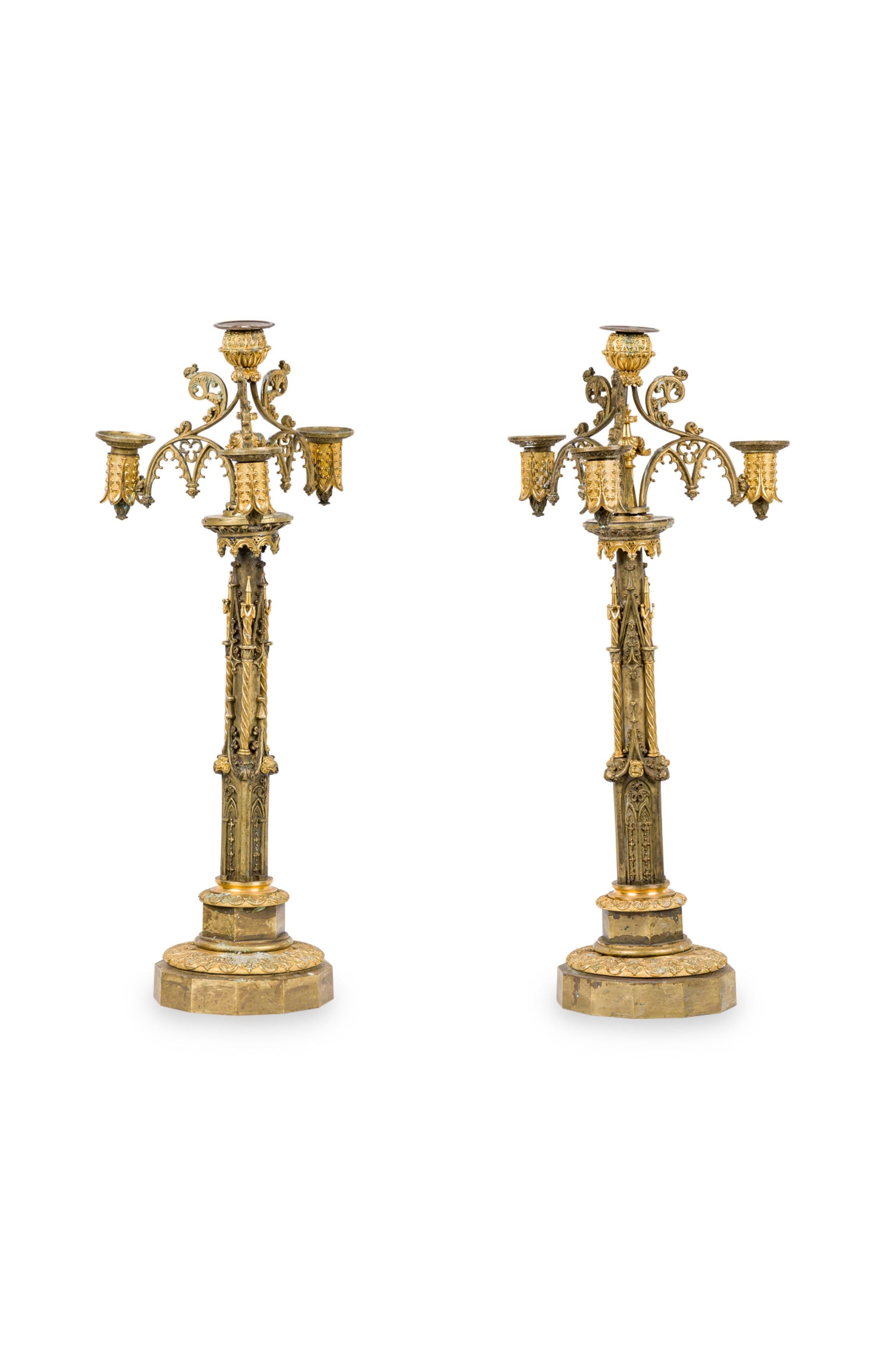 Néo-gothique Paire de candélabres anglais de style néo-gothique en bronze doré en vente