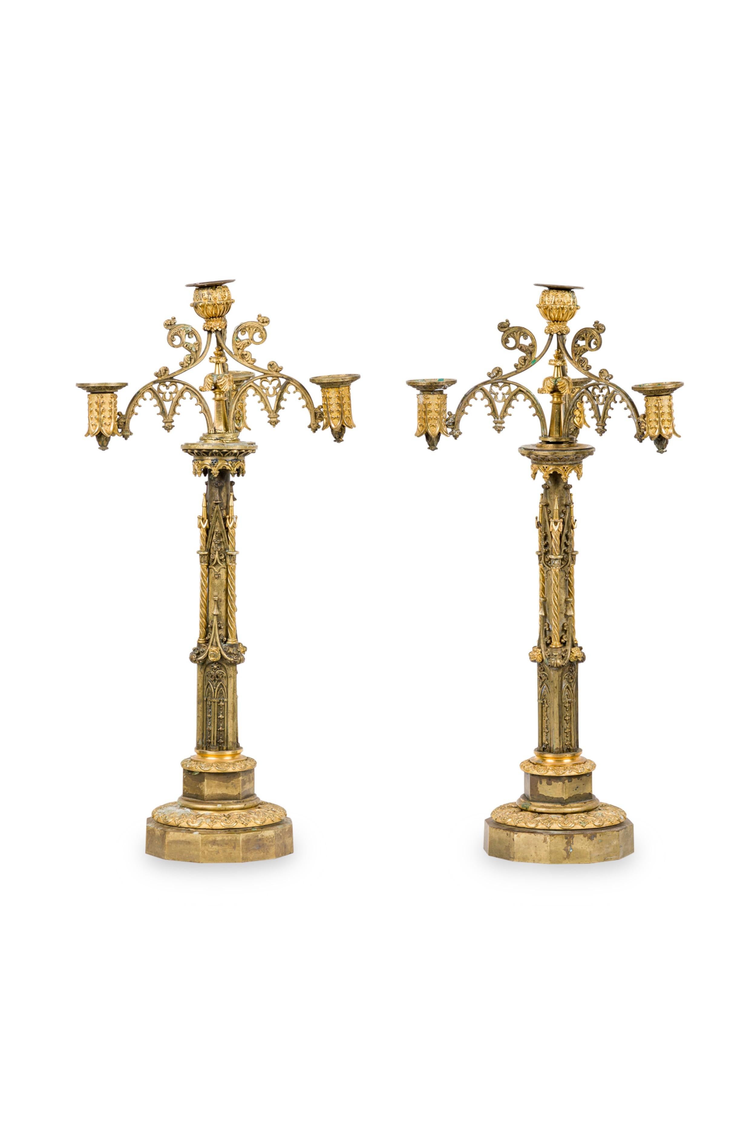 Britannique Paire de candélabres anglais de style néo-gothique en bronze doré en vente