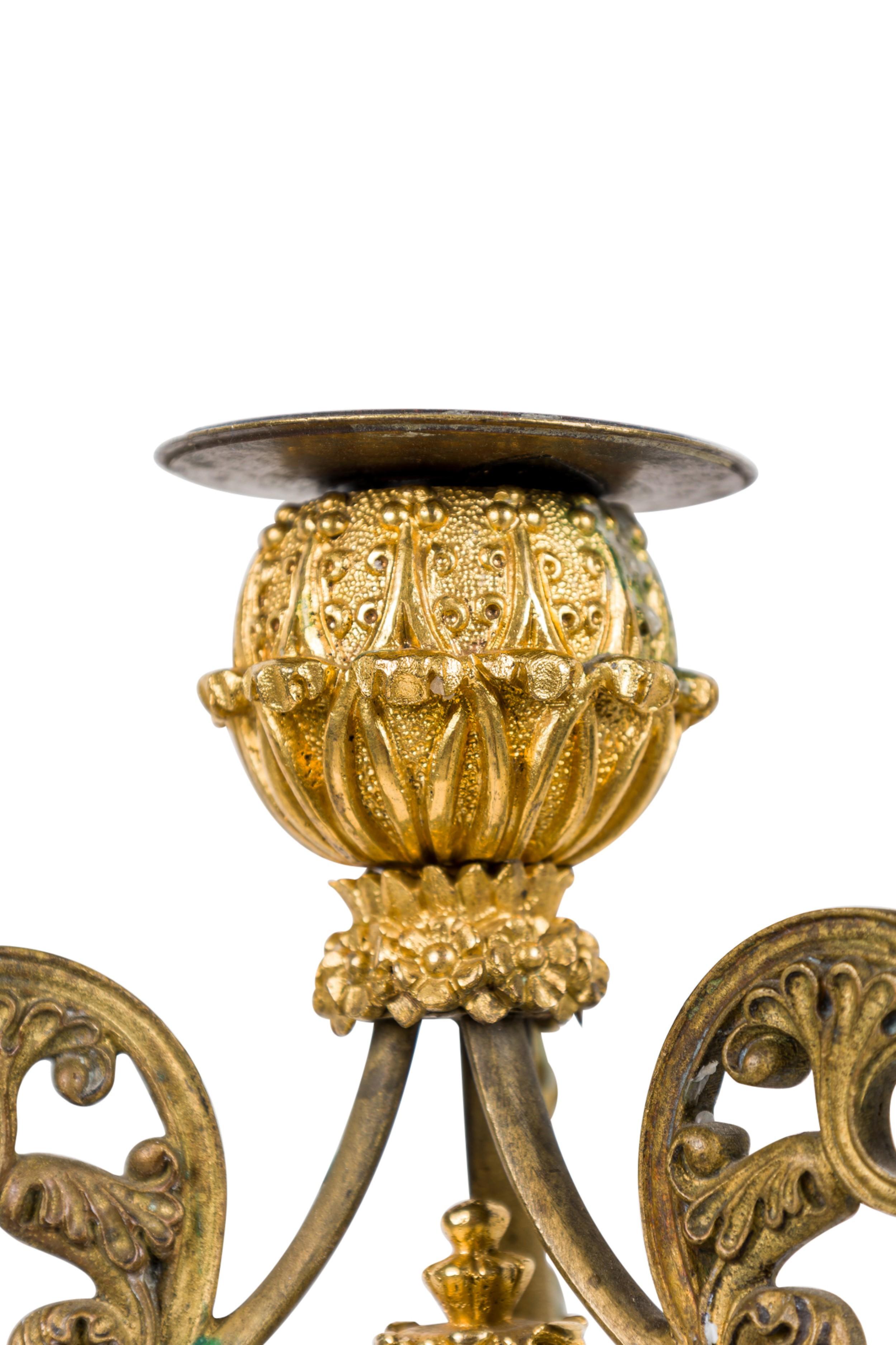Paire de candélabres anglais de style néo-gothique en bronze doré Bon état - En vente à Queens, NY
