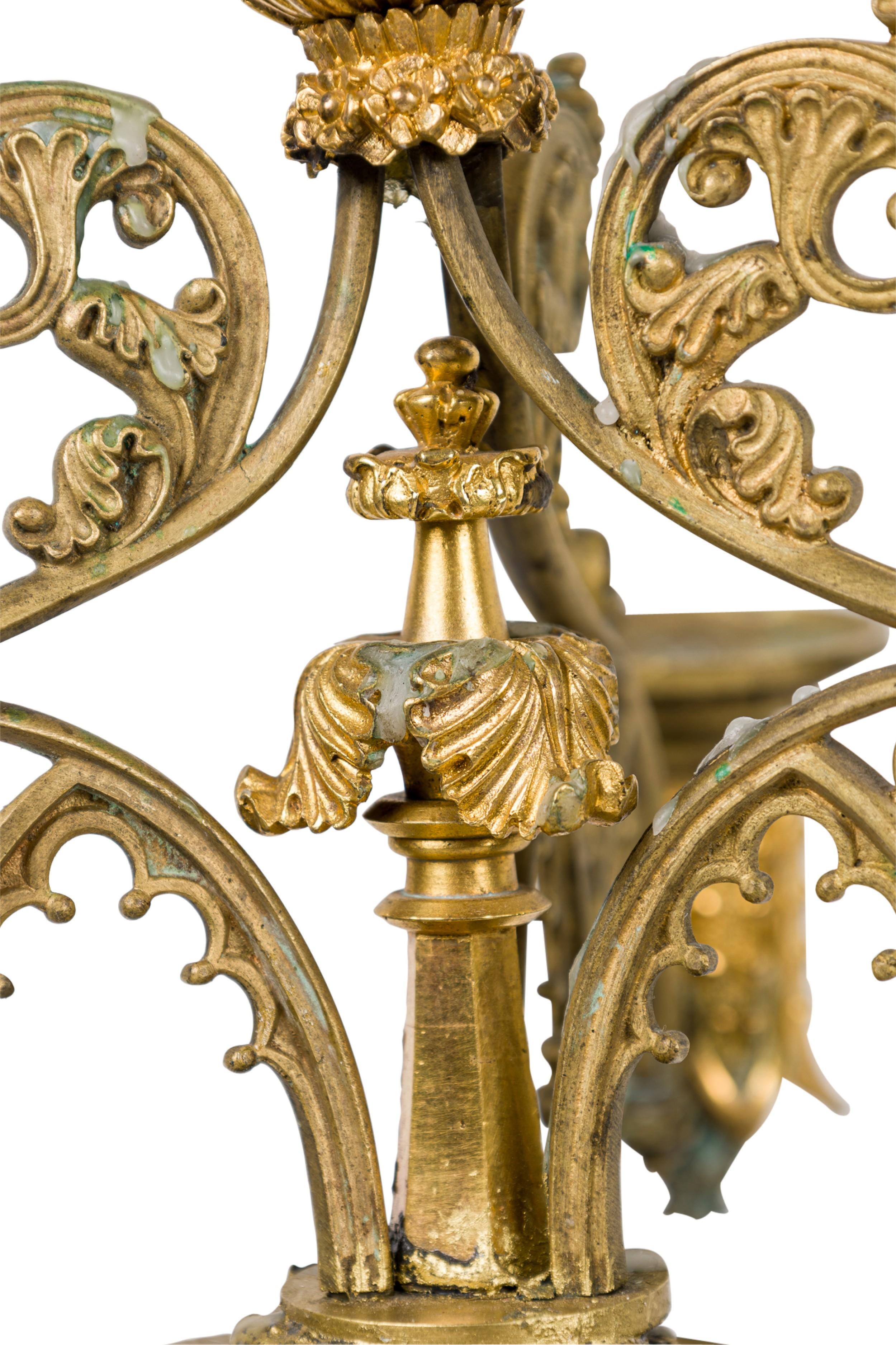 XIXe siècle Paire de candélabres anglais de style néo-gothique en bronze doré en vente