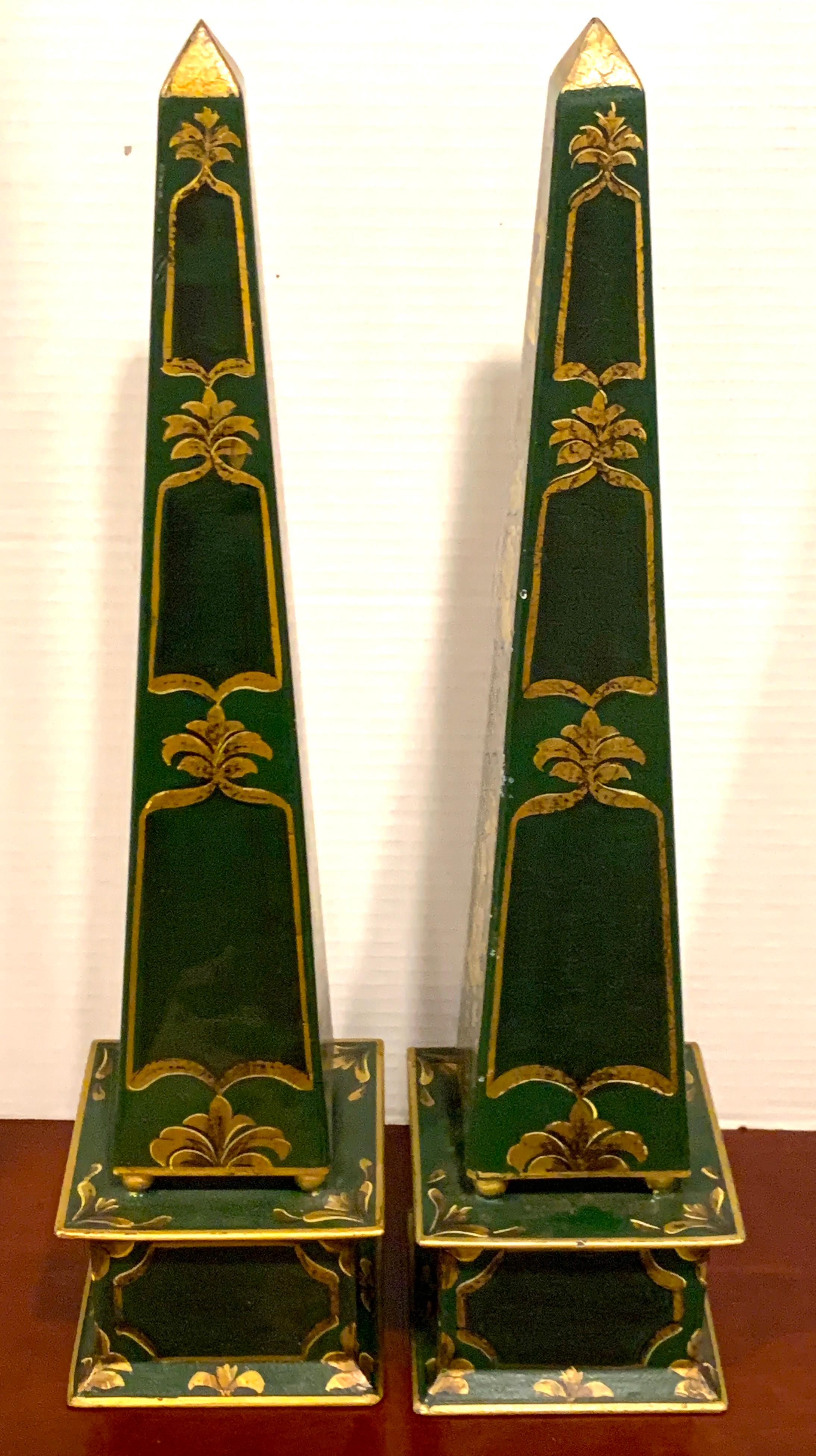 Pair of English Green Tole Gilt Chinoiserie Obelisks In Good Condition For Sale In Atlanta, GA
