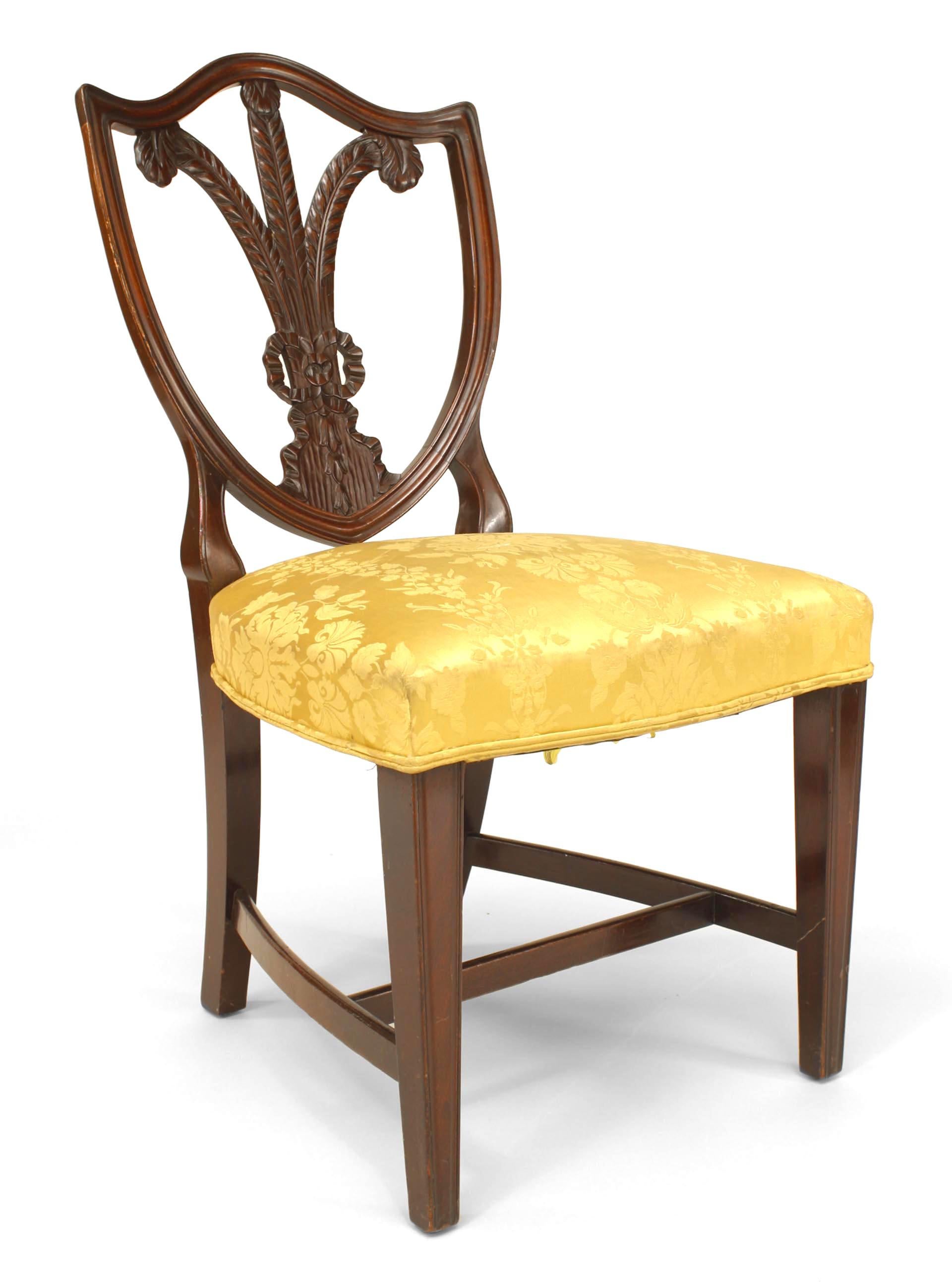 Coppia di sedie inglesi in stile Hepplewhite (XIX secolo) in mogano intagliato con schienale a scudo, design a triplo pennacchio e seduta gialla
