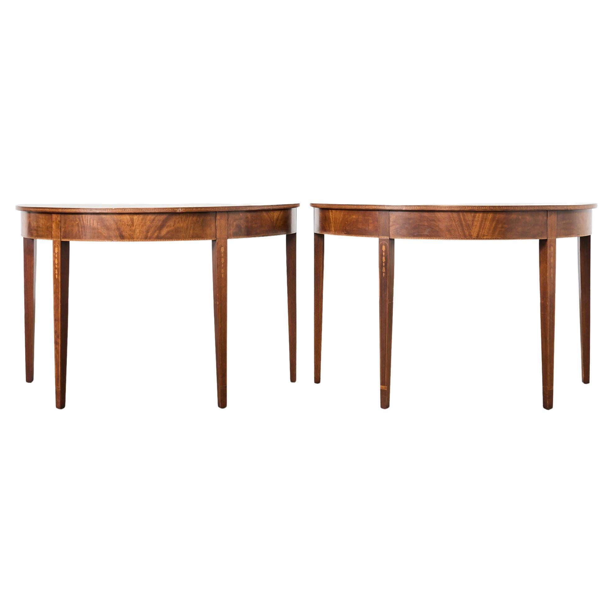 Paire de consoles Demi-Lune de style Hepplewhite anglais