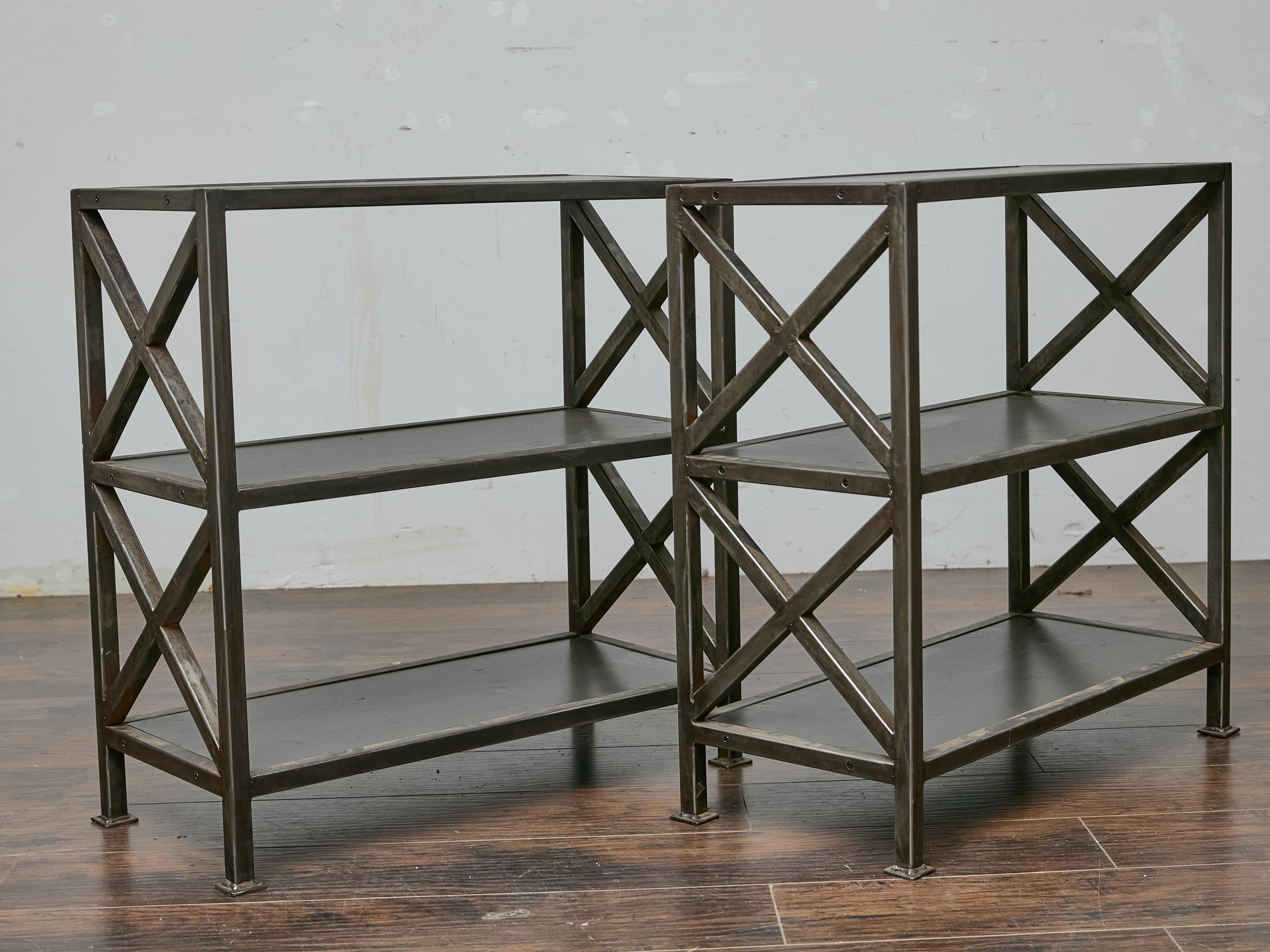 Mid-Century moderno Coppia di sedie in ferro inglesi del Medioevo con ripiani in legno incastonati in vendita