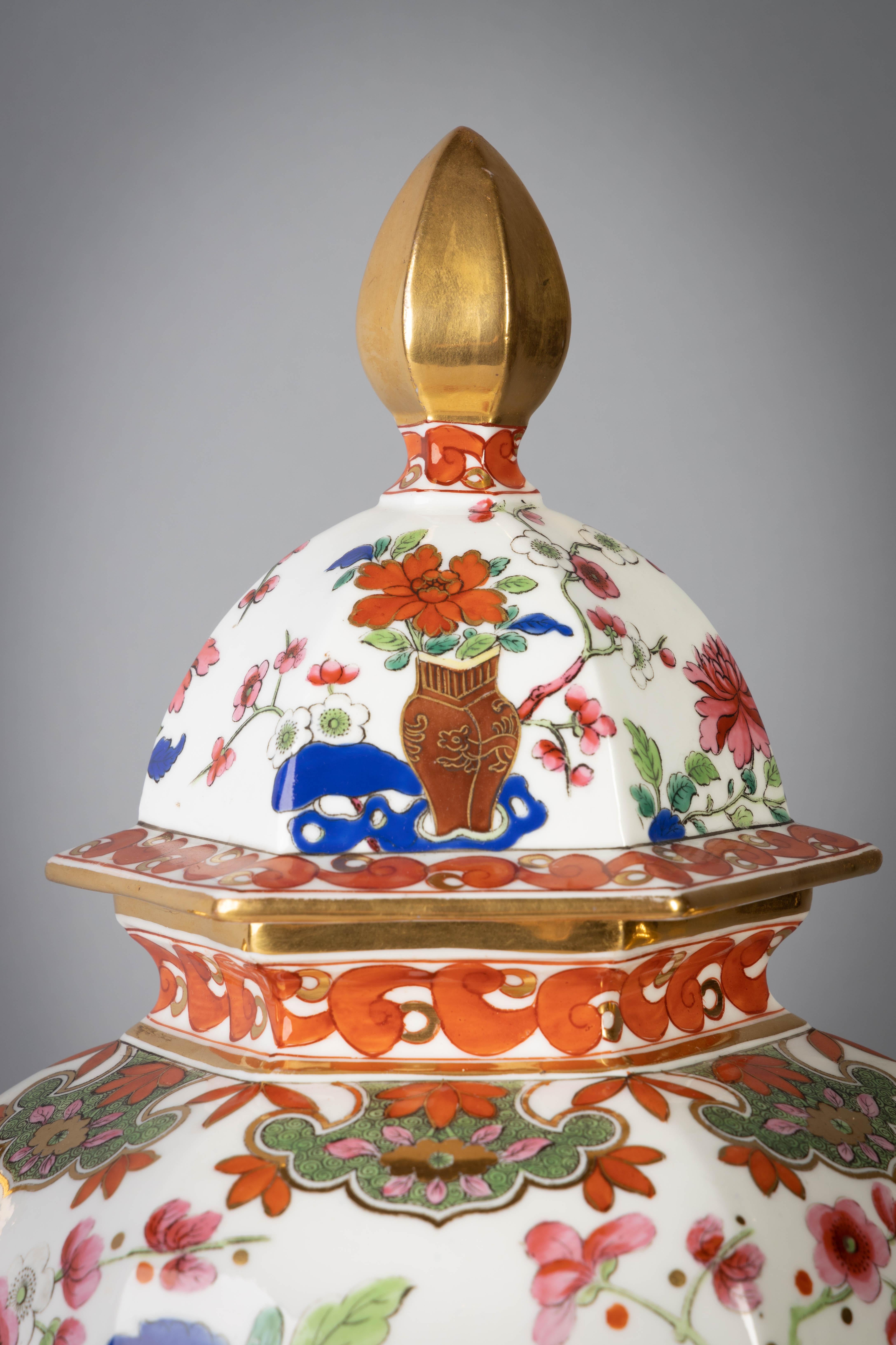 Sechseckige Imari-Vasen mit Deckel aus englischem Eisenstein:: um 1815:: Paar im Zustand „Gut“ im Angebot in New York, NY