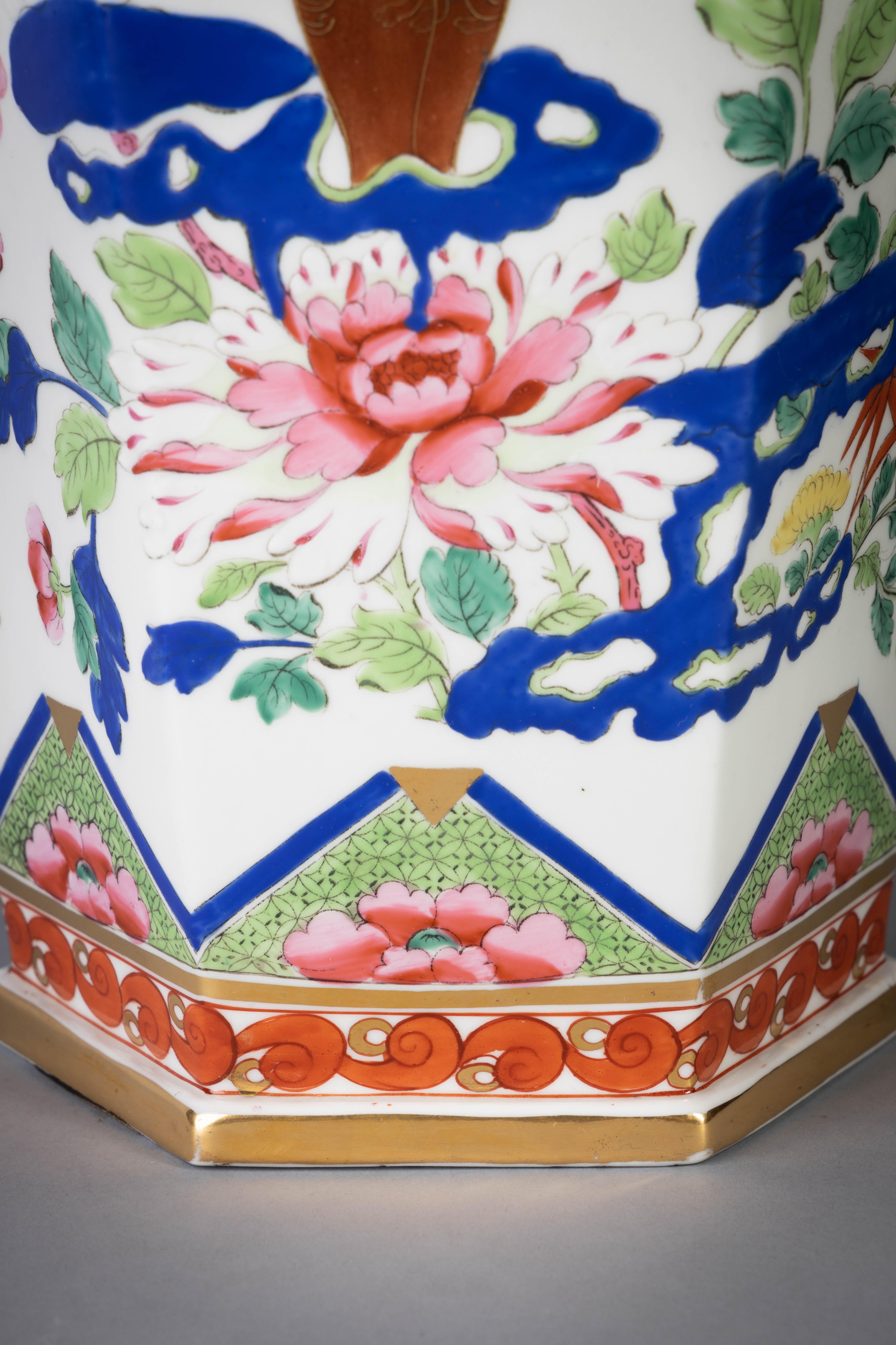 Sechseckige Imari-Vasen mit Deckel aus englischem Eisenstein, um 1815, Paar (Porzellan) im Angebot