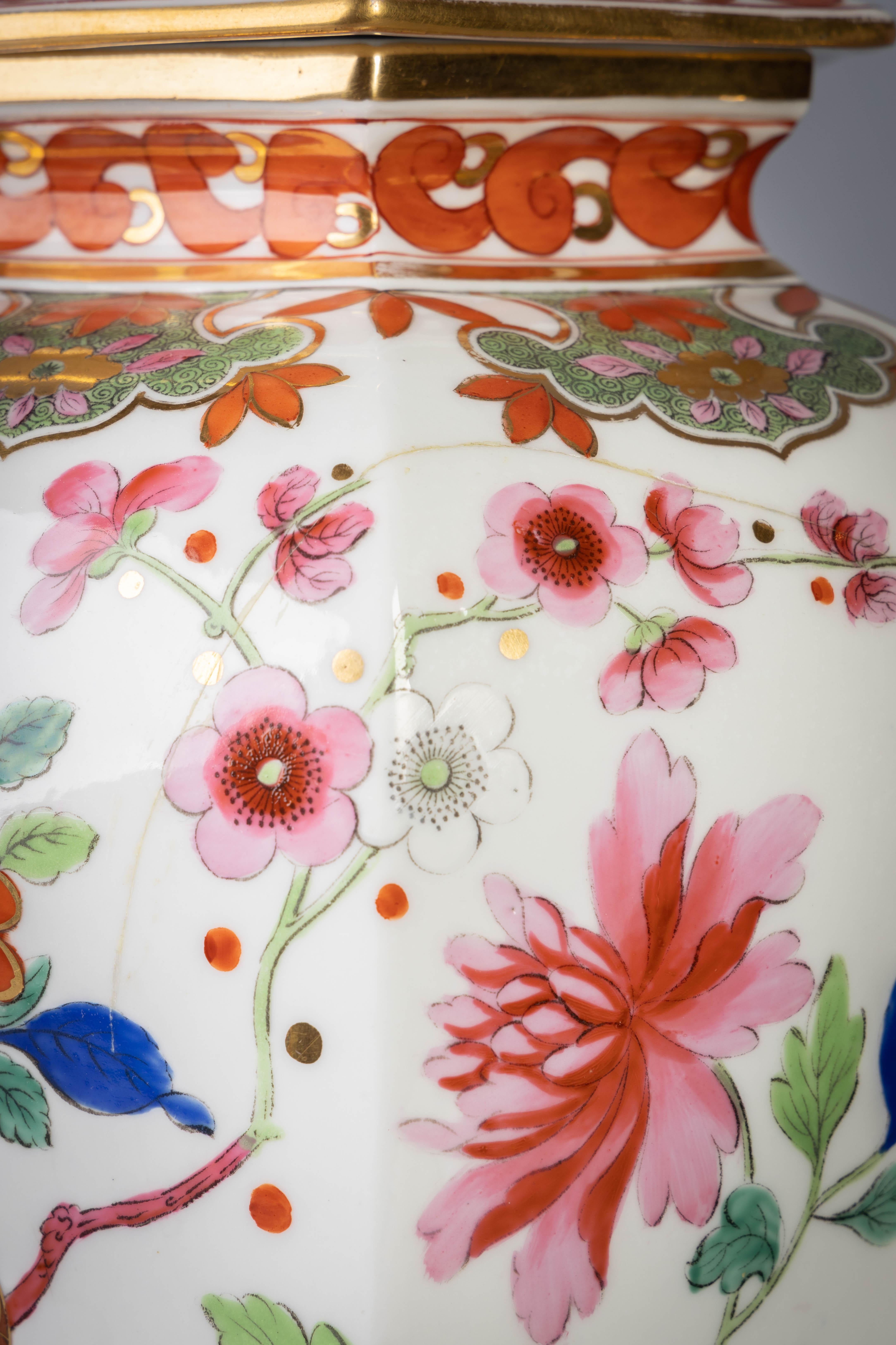 Sechseckige Imari-Vasen mit Deckel aus englischem Eisenstein:: um 1815:: Paar im Angebot 1