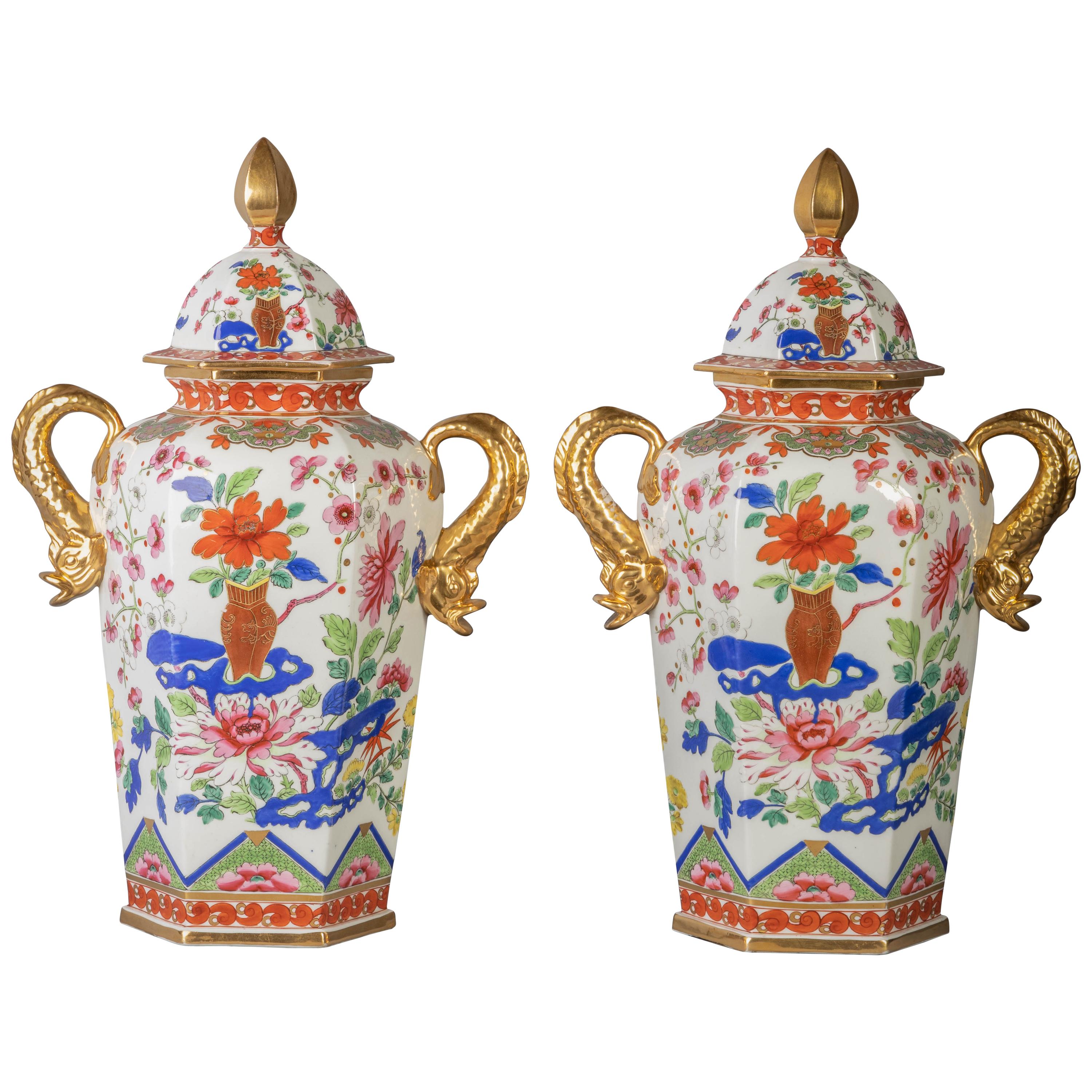 Sechseckige Imari-Vasen mit Deckel aus englischem Eisenstein, um 1815, Paar