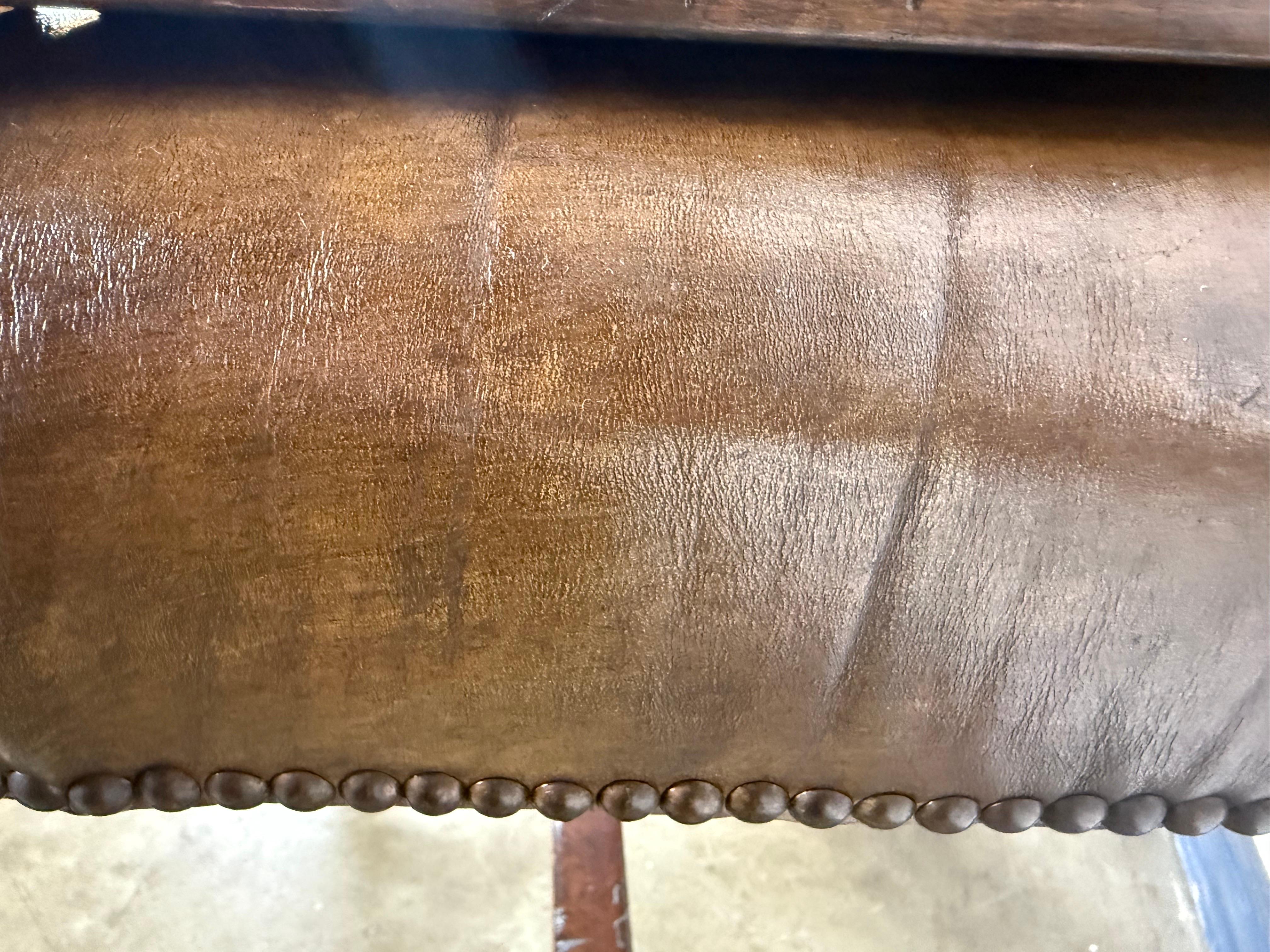 Ein Paar englische Bänke aus Leder und gedrechselter Eiche im jakobinischen Stil im Angebot 4