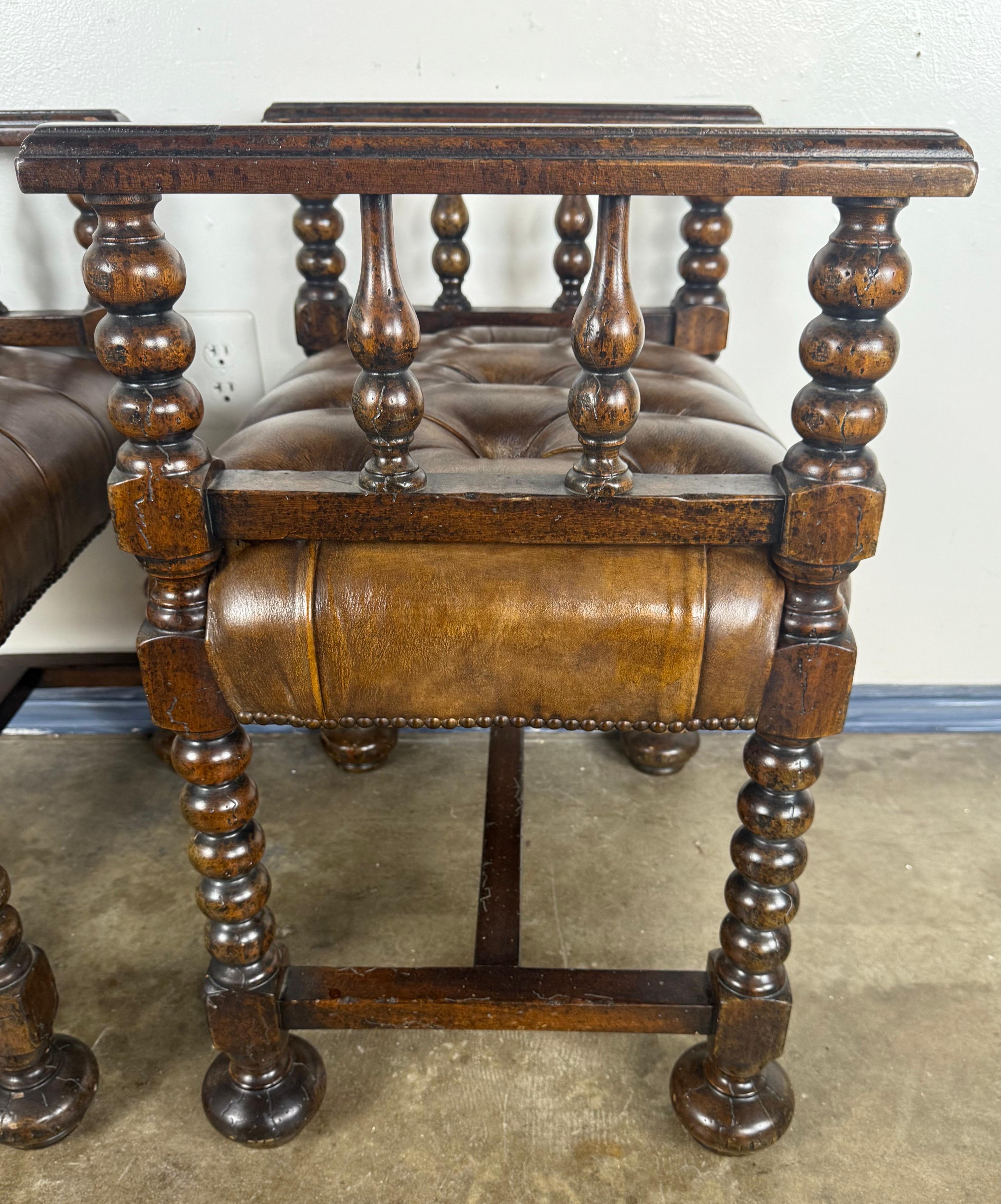 Ein Paar englische Bänke aus Leder und gedrechselter Eiche im jakobinischen Stil im Angebot 5
