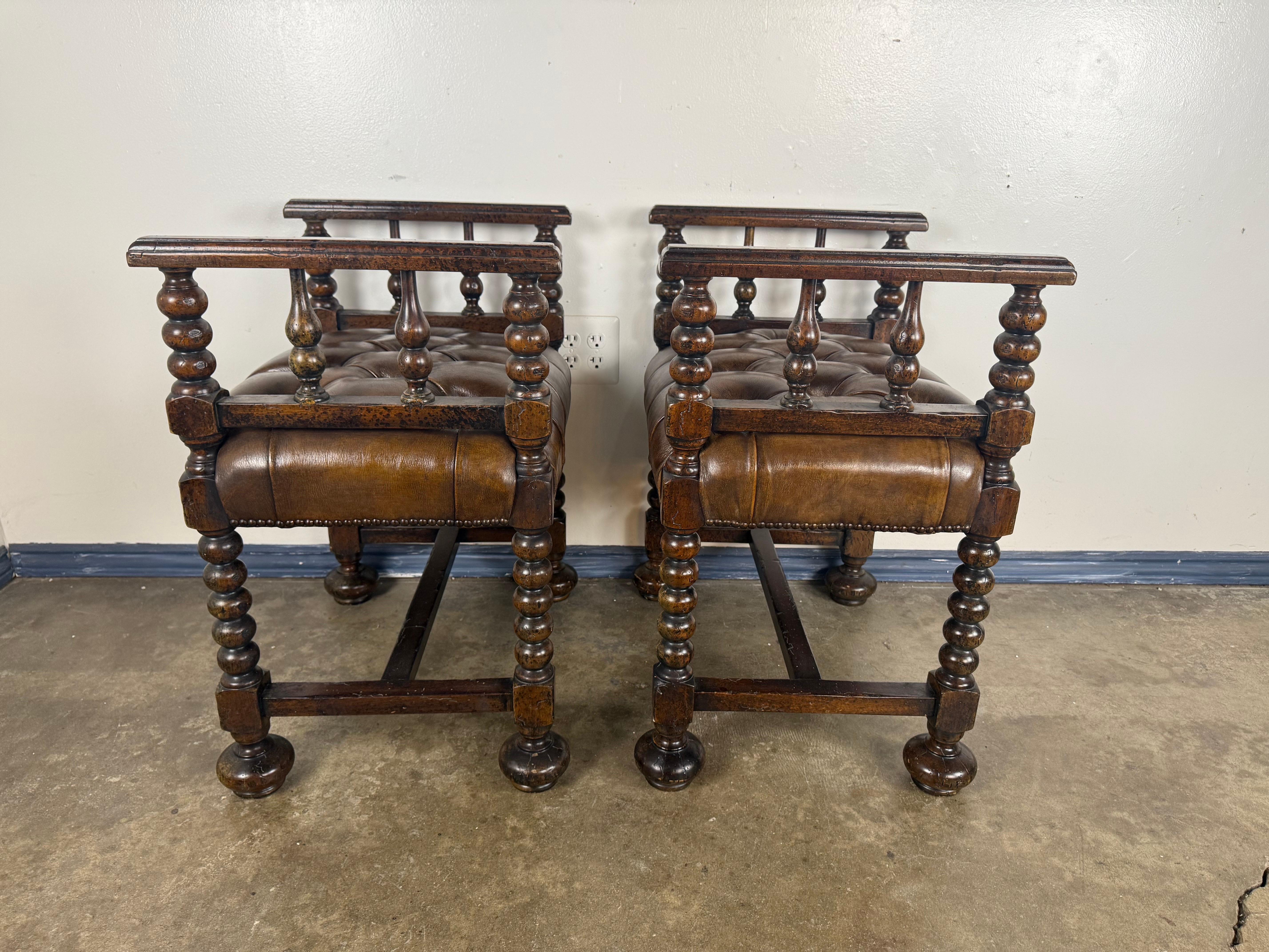 Ein Paar englische Bänke aus Leder und gedrechselter Eiche im jakobinischen Stil im Angebot 6