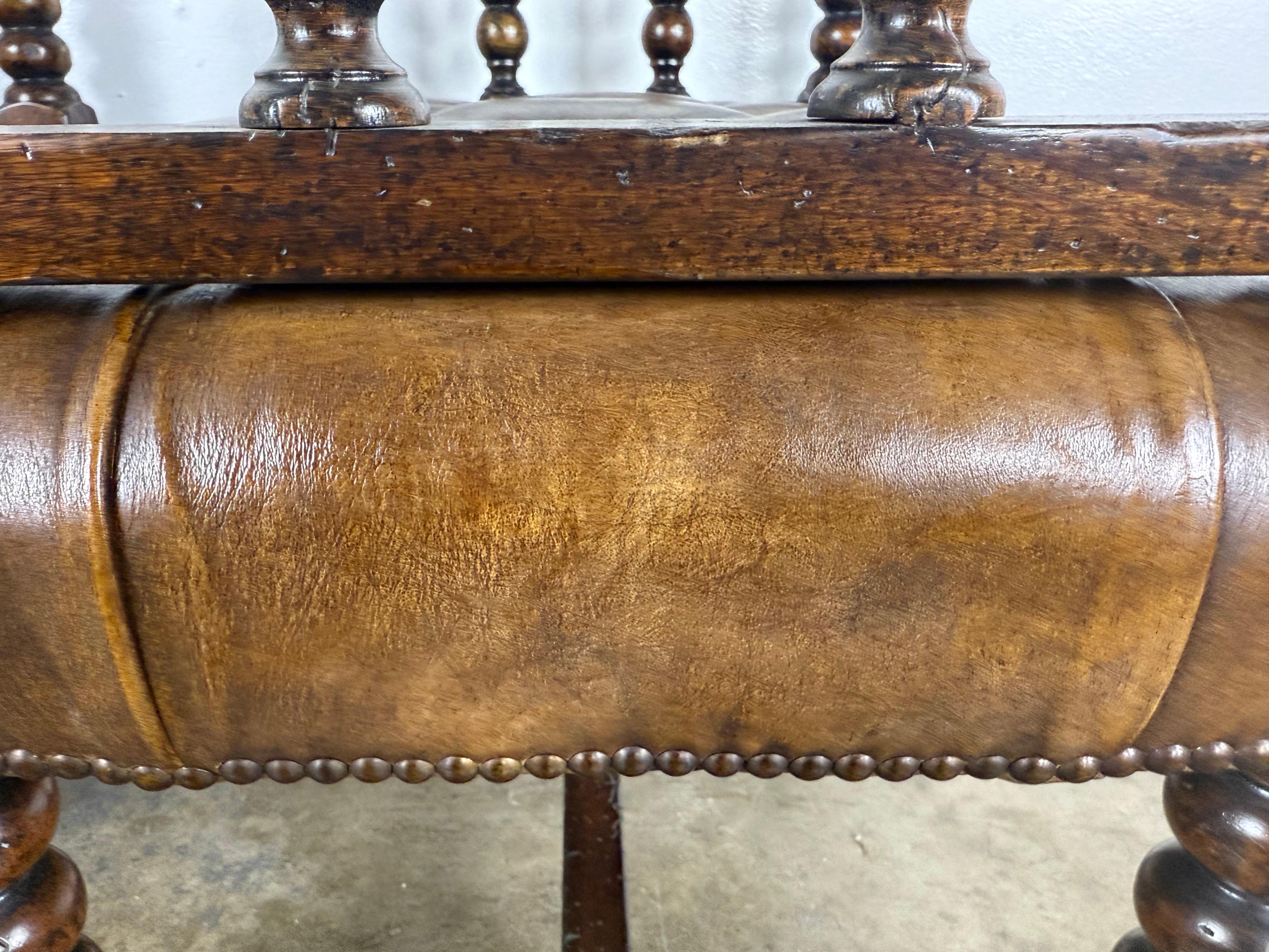 Ein Paar englische Bänke aus Leder und gedrechselter Eiche im jakobinischen Stil im Angebot 7