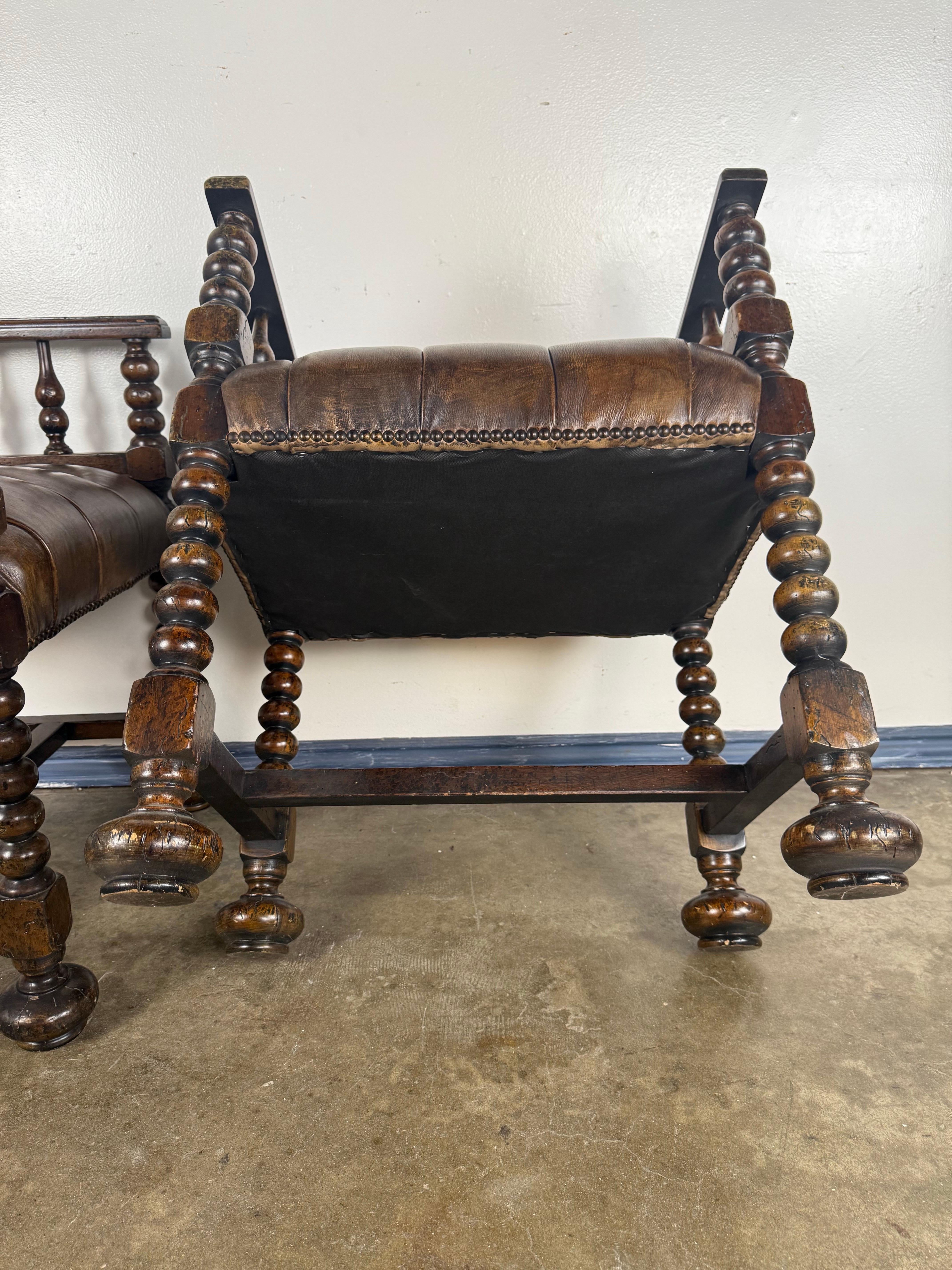 Ein Paar englische Bänke aus Leder und gedrechselter Eiche im jakobinischen Stil im Angebot 8