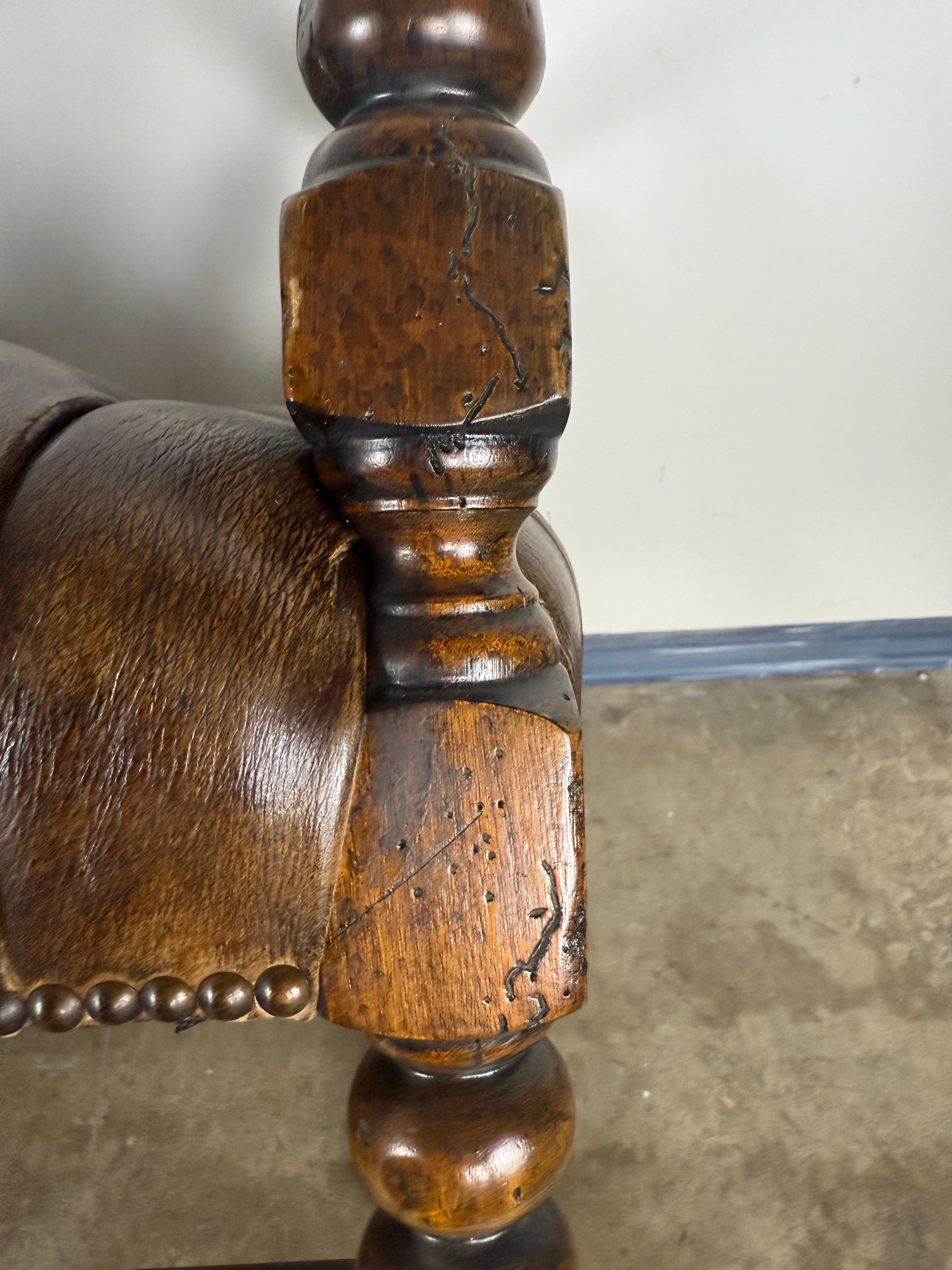 Ein Paar englische Bänke aus Leder und gedrechselter Eiche im jakobinischen Stil im Angebot 10