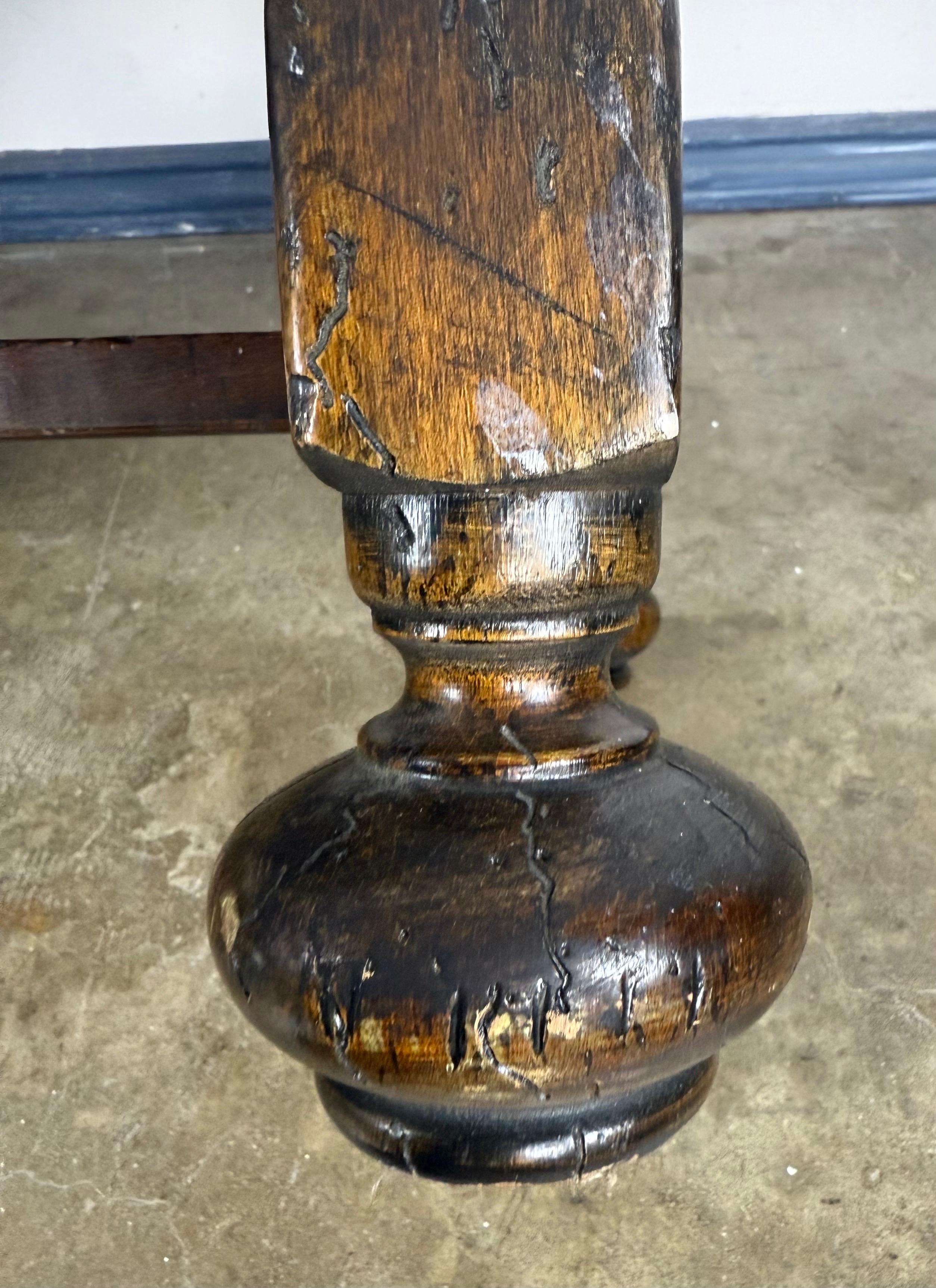 Ein Paar englische Bänke aus Leder und gedrechselter Eiche im jakobinischen Stil im Angebot 11