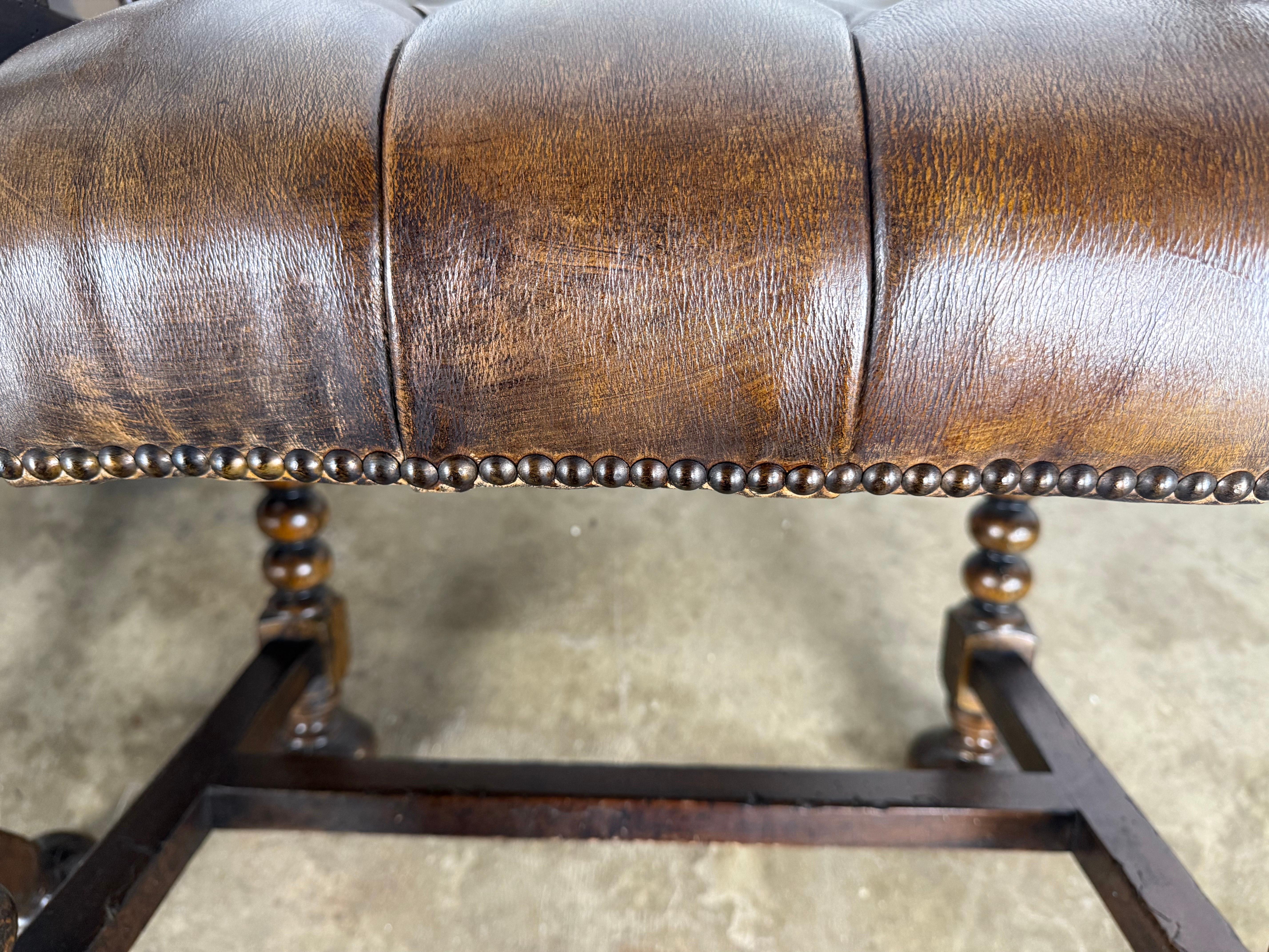 Ein Paar englische Bänke aus Leder und gedrechselter Eiche im jakobinischen Stil im Angebot 12