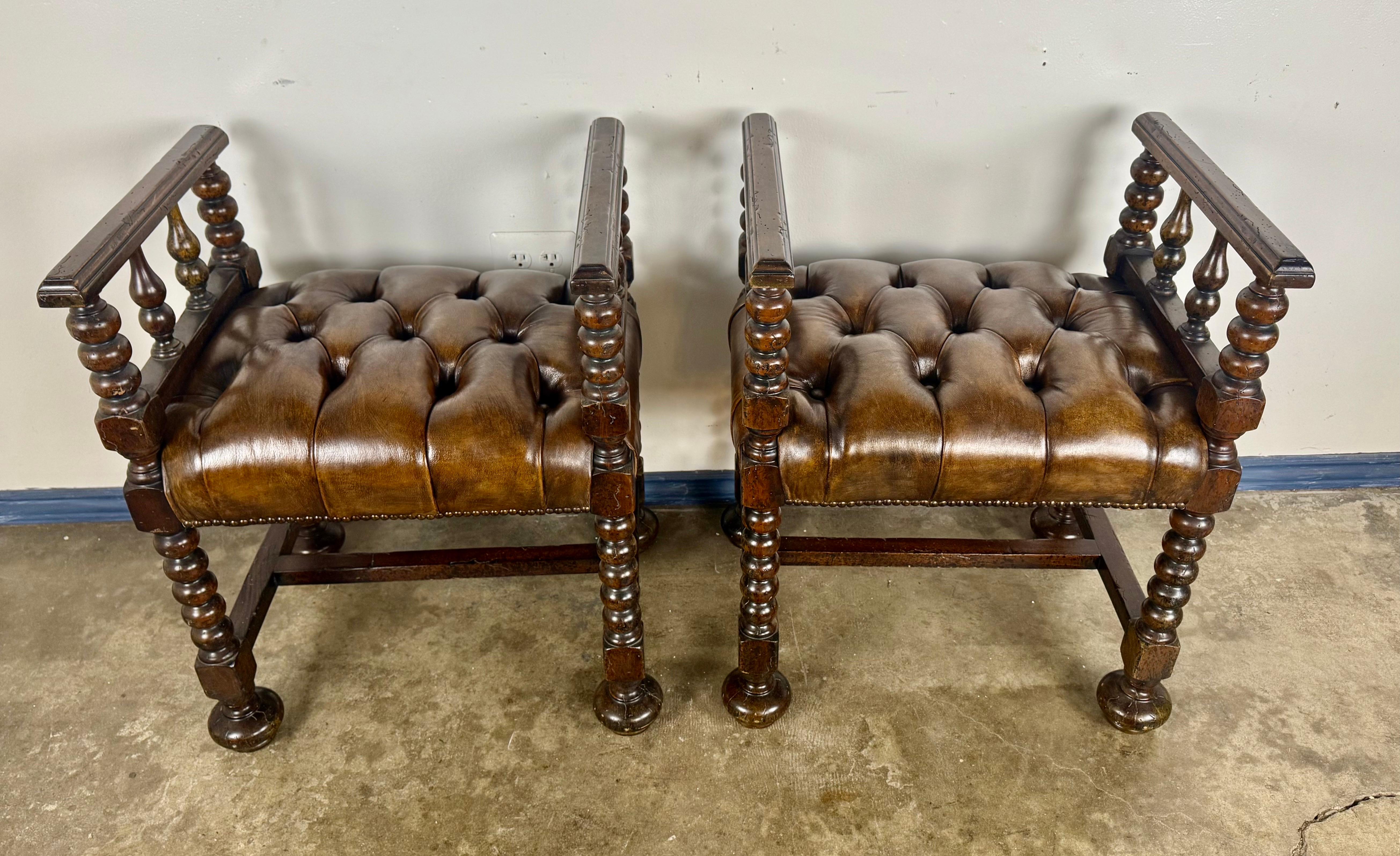 Ein Paar englische Bänke aus Leder und gedrechselter Eiche im jakobinischen Stil (Jakobinisch) im Angebot