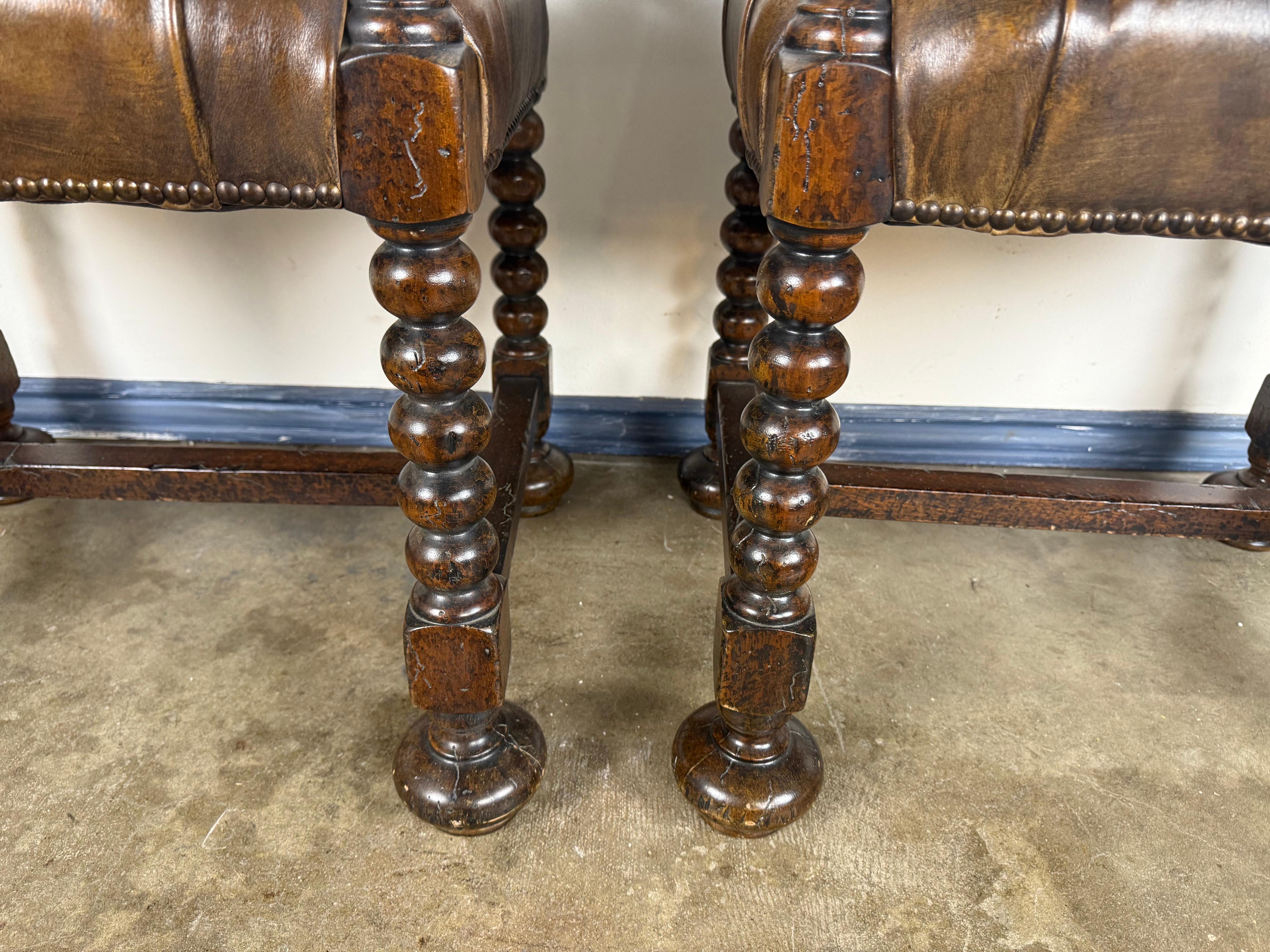 Ein Paar englische Bänke aus Leder und gedrechselter Eiche im jakobinischen Stil (Englisch) im Angebot