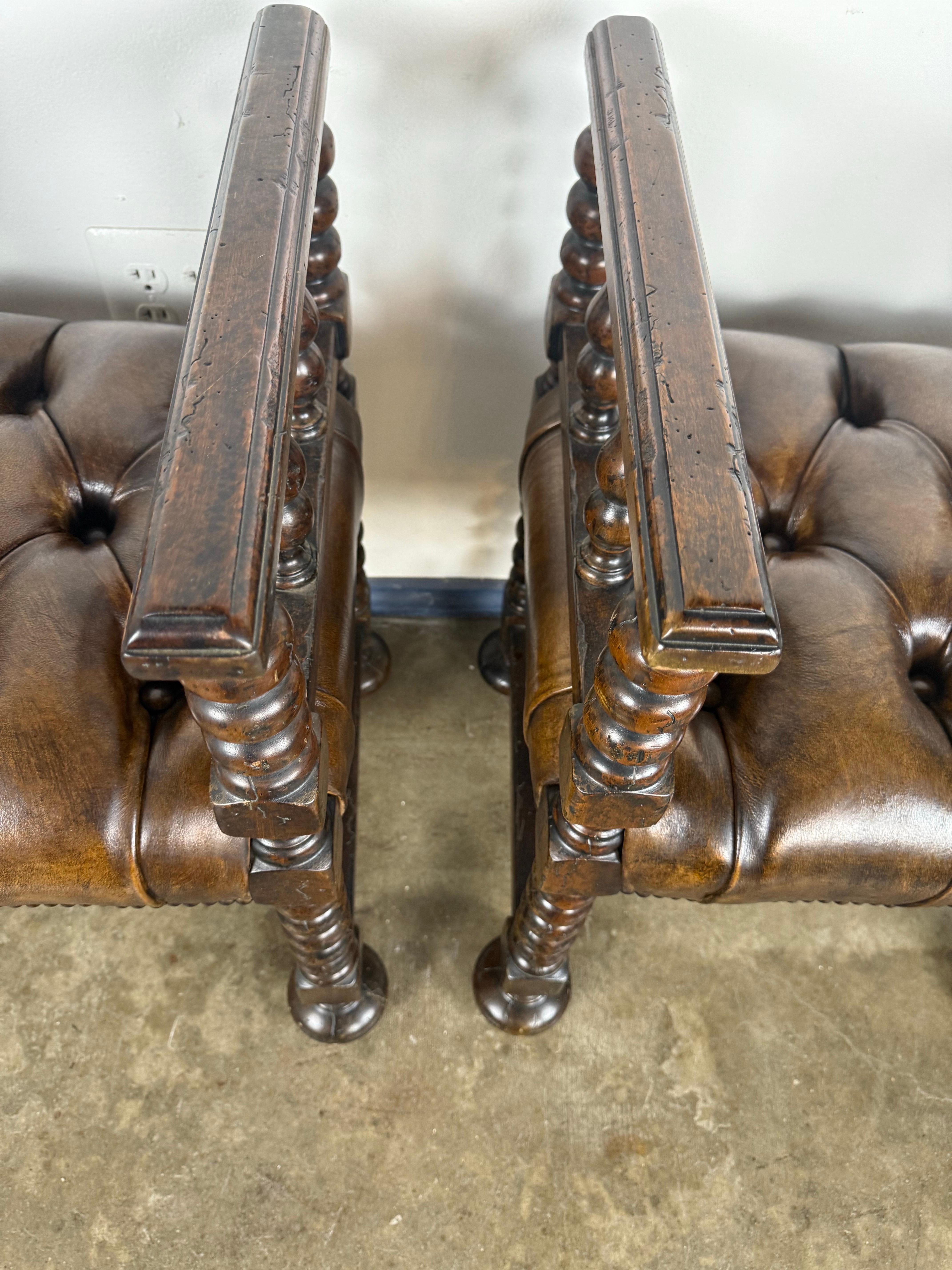 Ein Paar englische Bänke aus Leder und gedrechselter Eiche im jakobinischen Stil im Zustand „Starke Gebrauchsspuren“ im Angebot in Los Angeles, CA