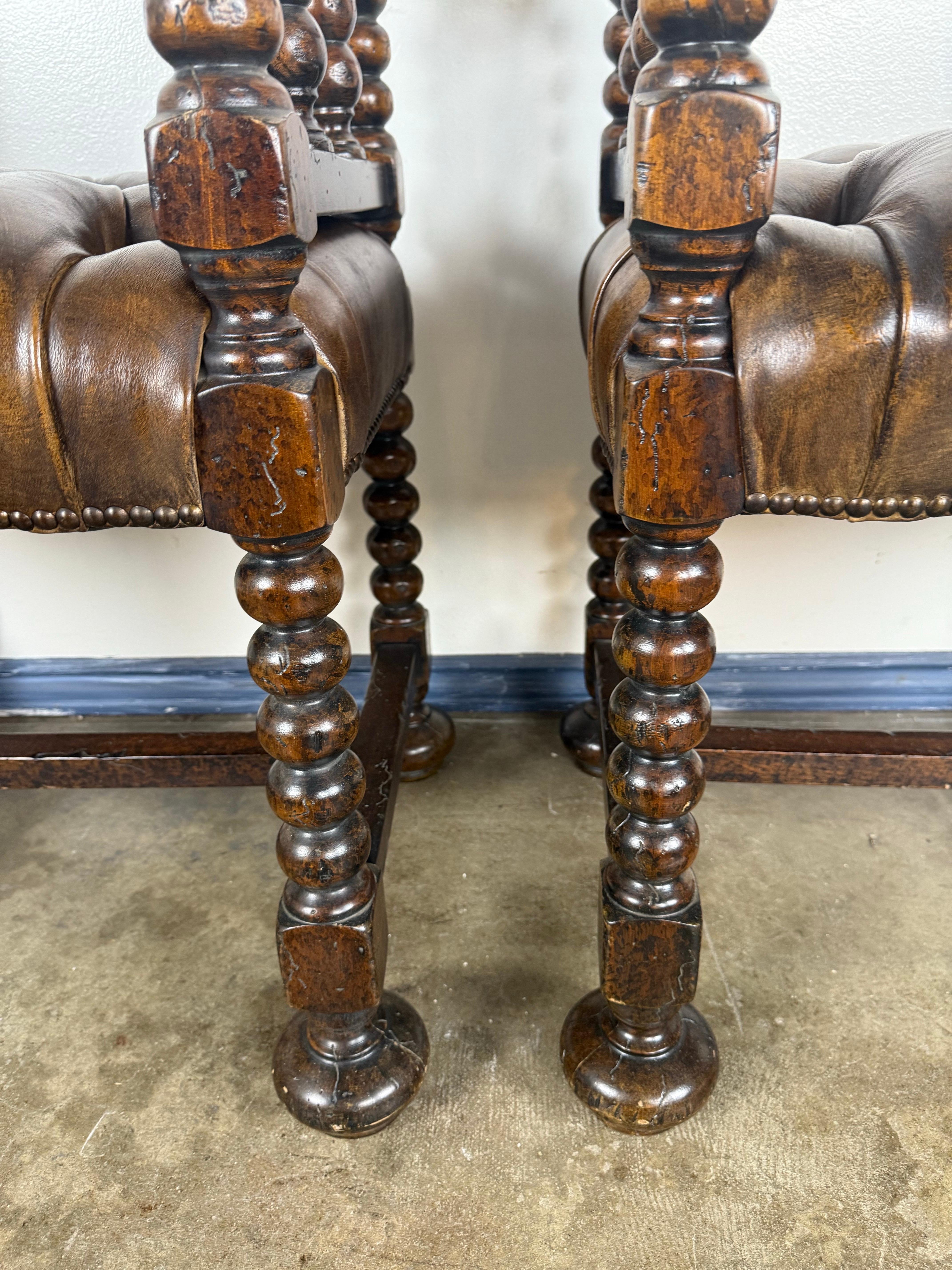 Ein Paar englische Bänke aus Leder und gedrechselter Eiche im jakobinischen Stil (Frühes 20. Jahrhundert) im Angebot