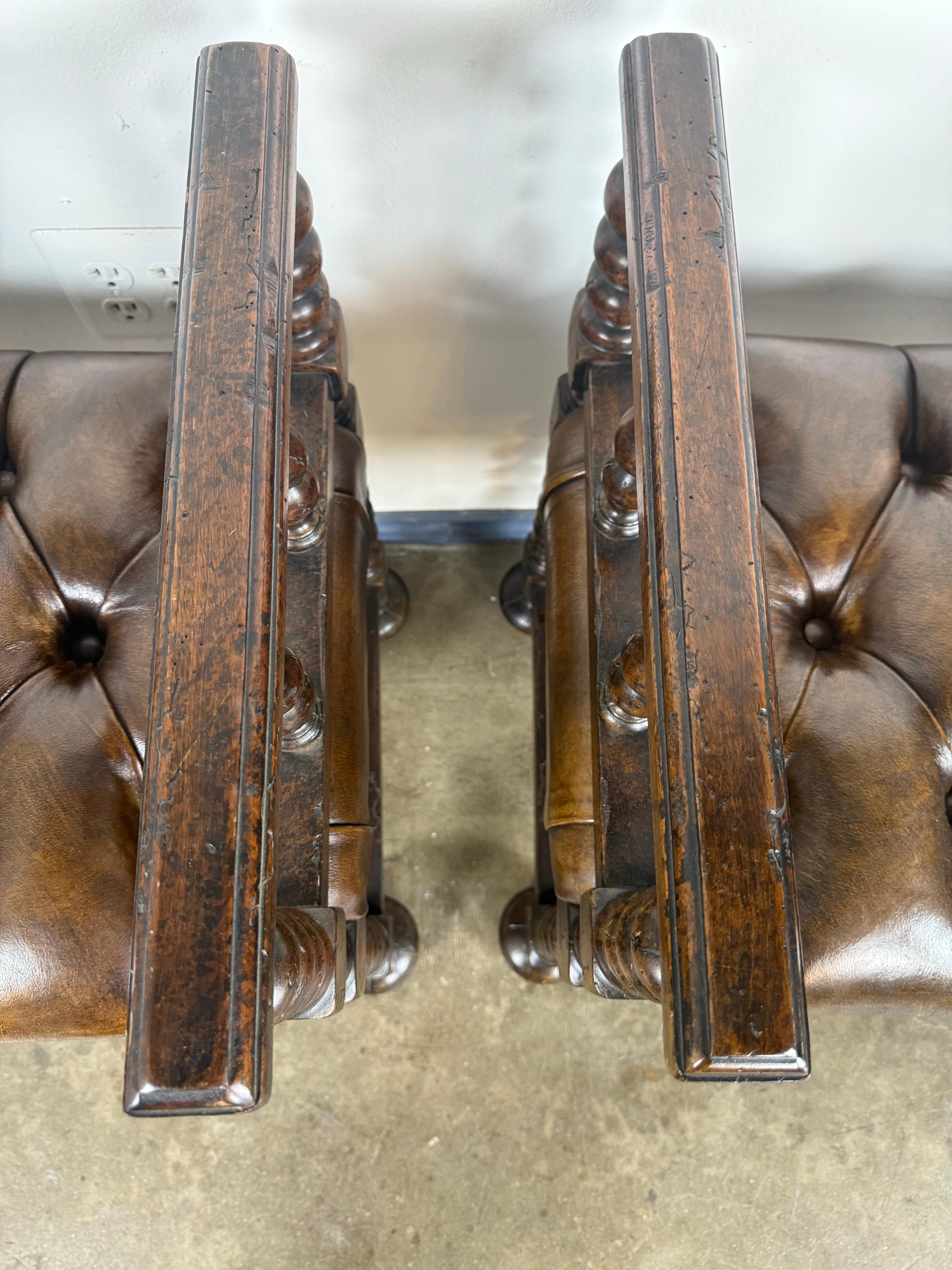 Ein Paar englische Bänke aus Leder und gedrechselter Eiche im jakobinischen Stil im Angebot 1