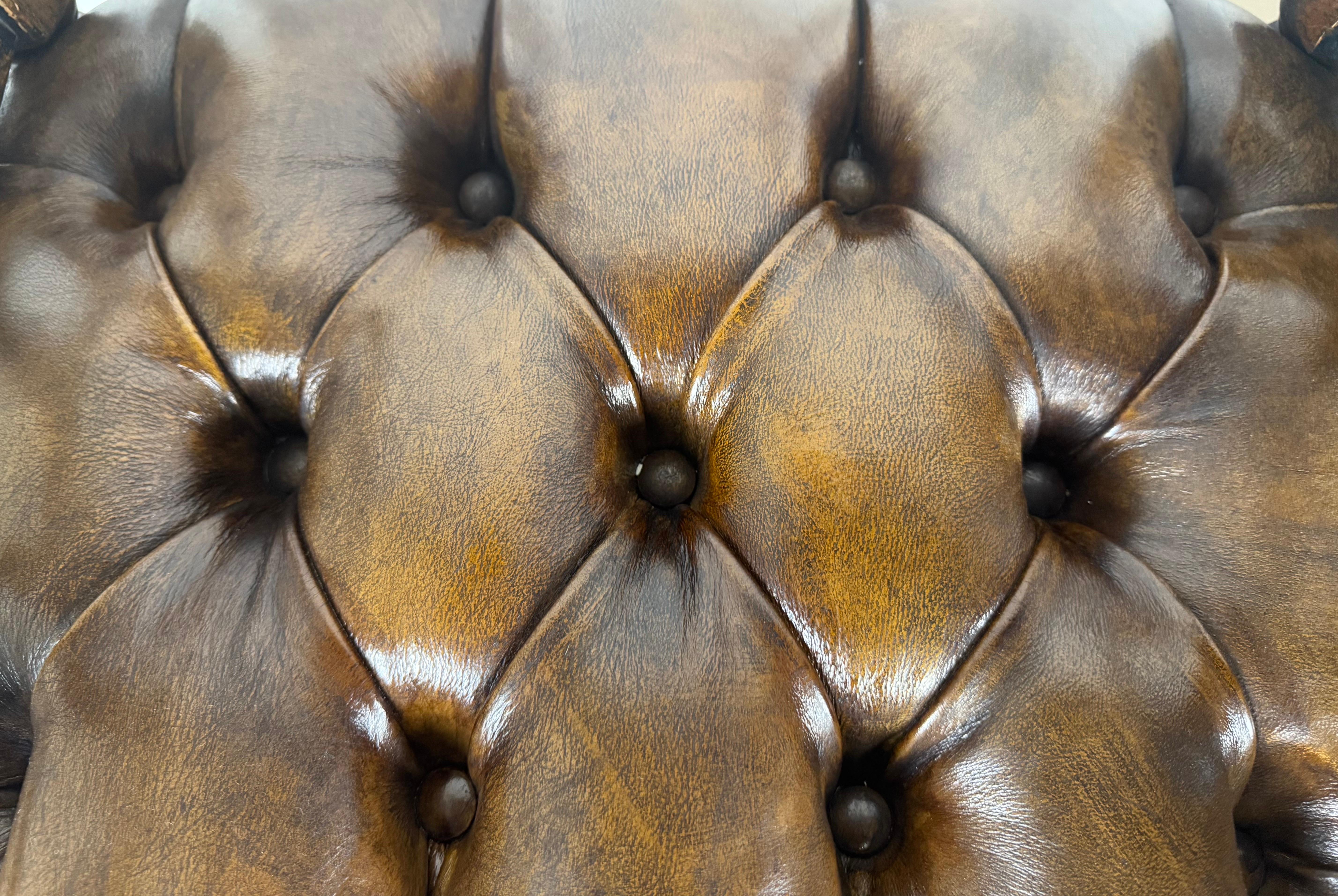 Ein Paar englische Bänke aus Leder und gedrechselter Eiche im jakobinischen Stil im Angebot 2