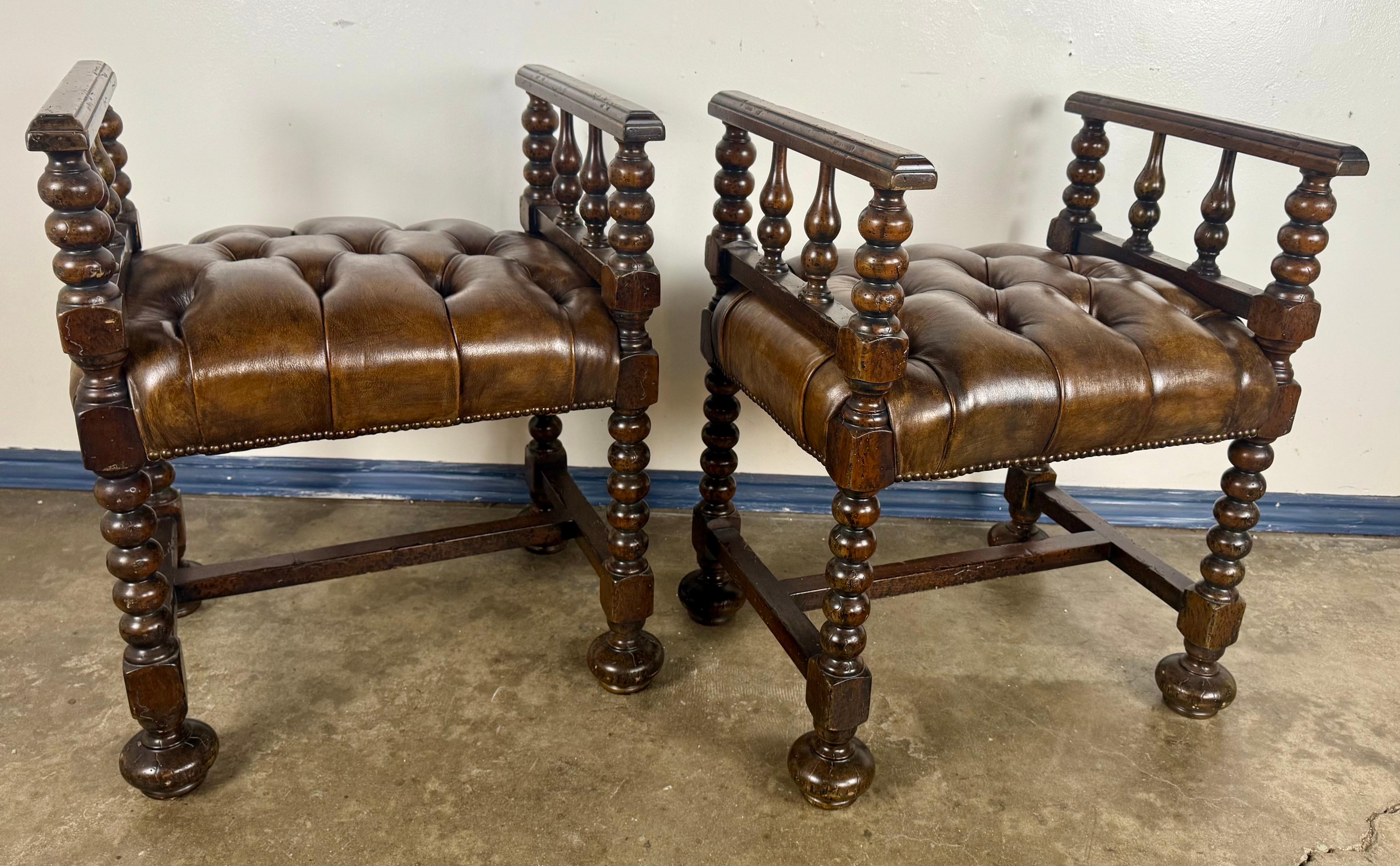 Ein Paar englische Bänke aus Leder und gedrechselter Eiche im jakobinischen Stil im Angebot 3