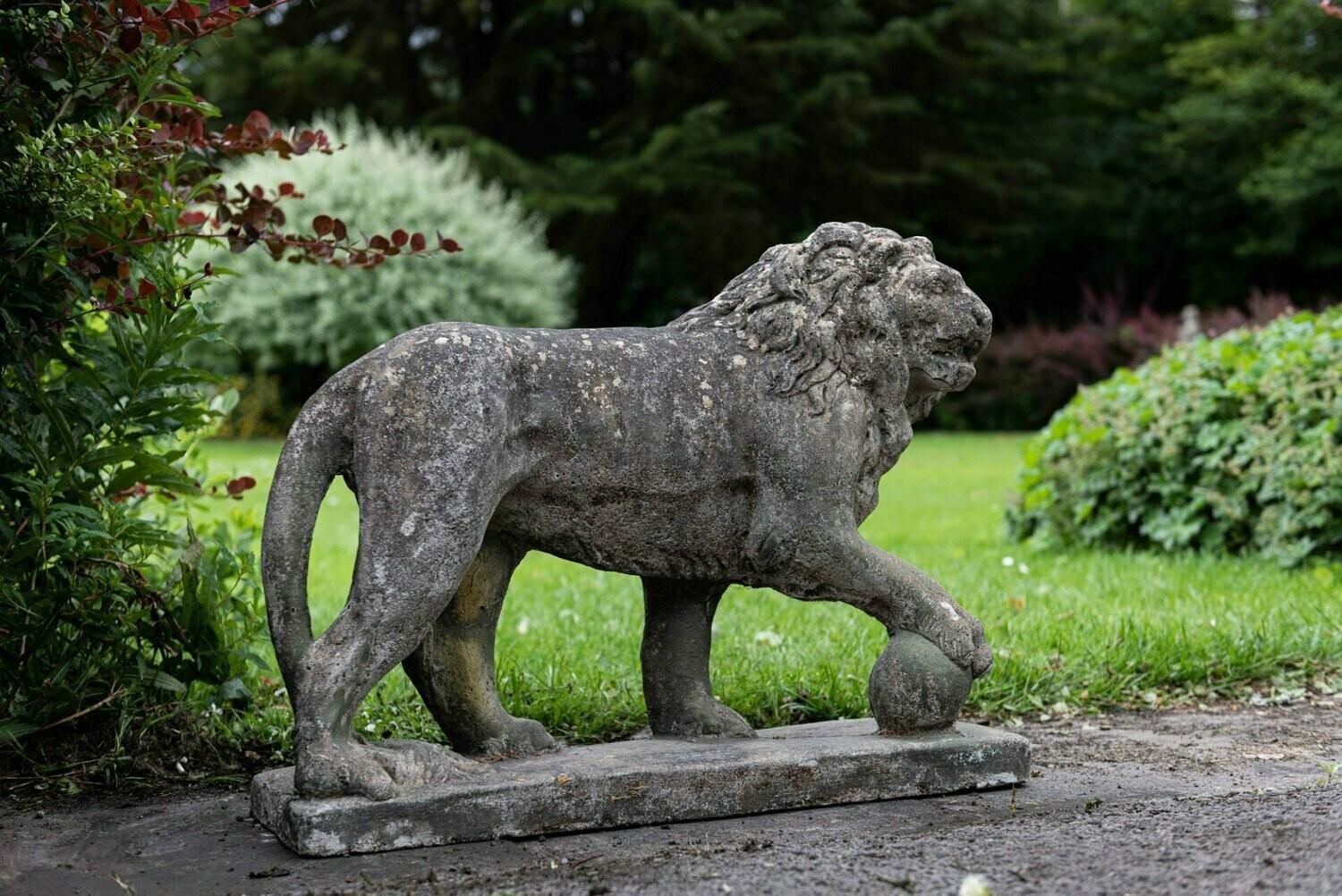Pair of English Large Cast Stone Medici Lions, circa 1910 In Good Condition In Staffordshire, GB