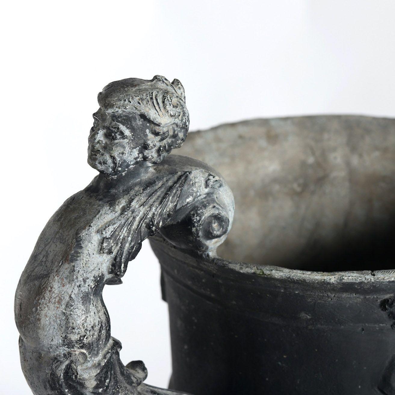 Paire d'urnes en plomb anglaises en vente 10